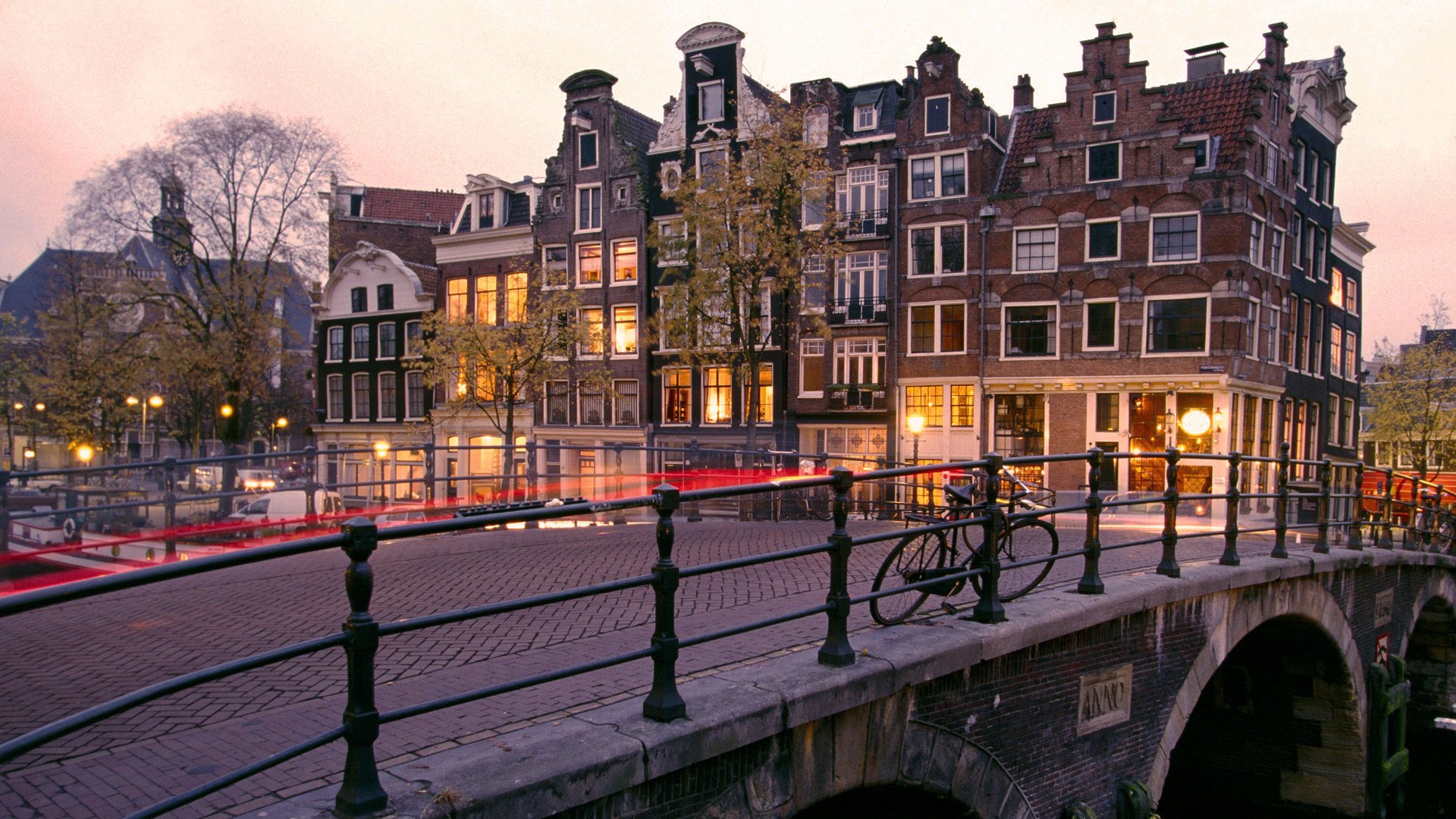 Велосипед на мосту в вечернем Амстердаме
