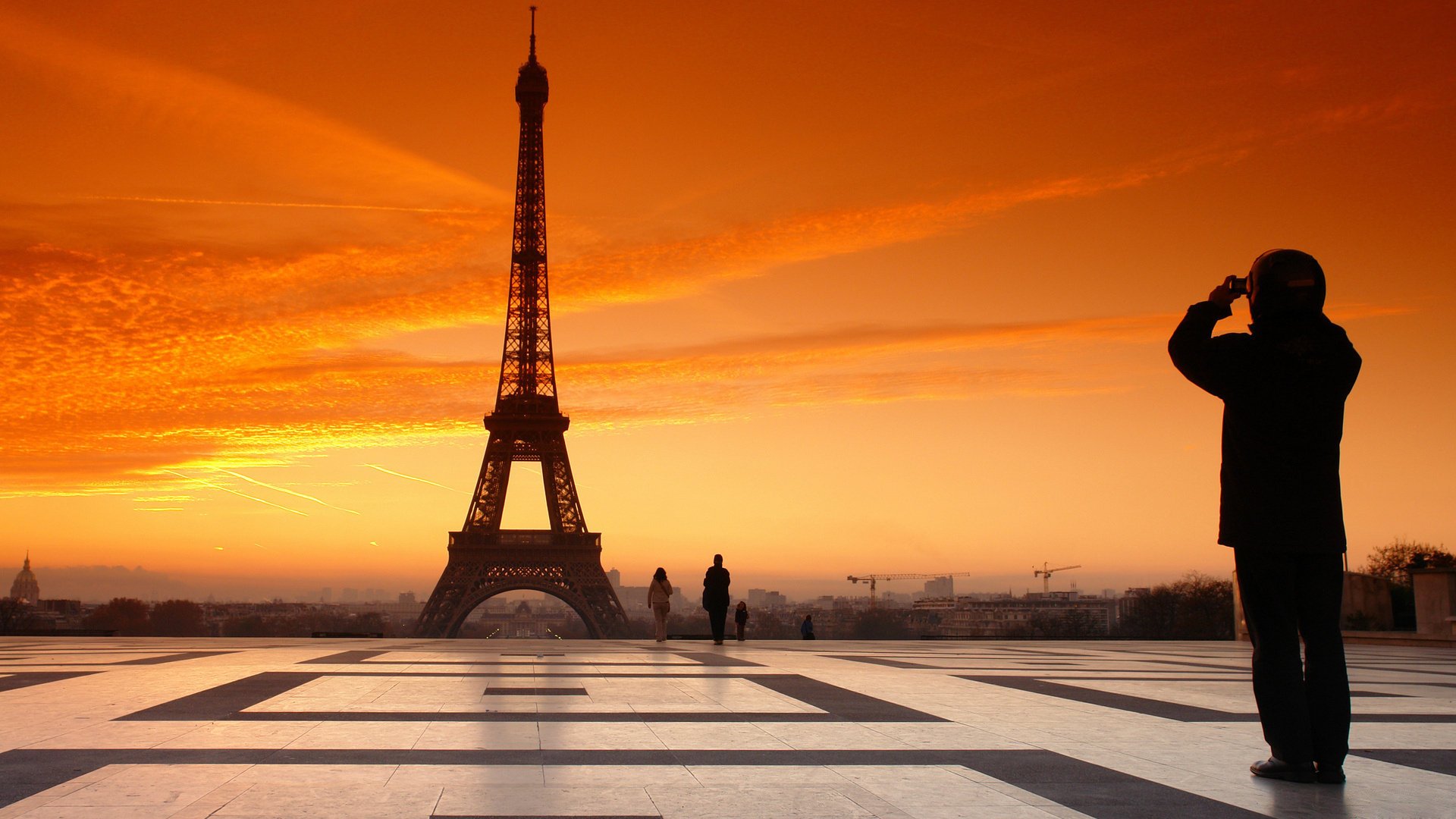 Закат солнца в Париже. Эйфелева башня
