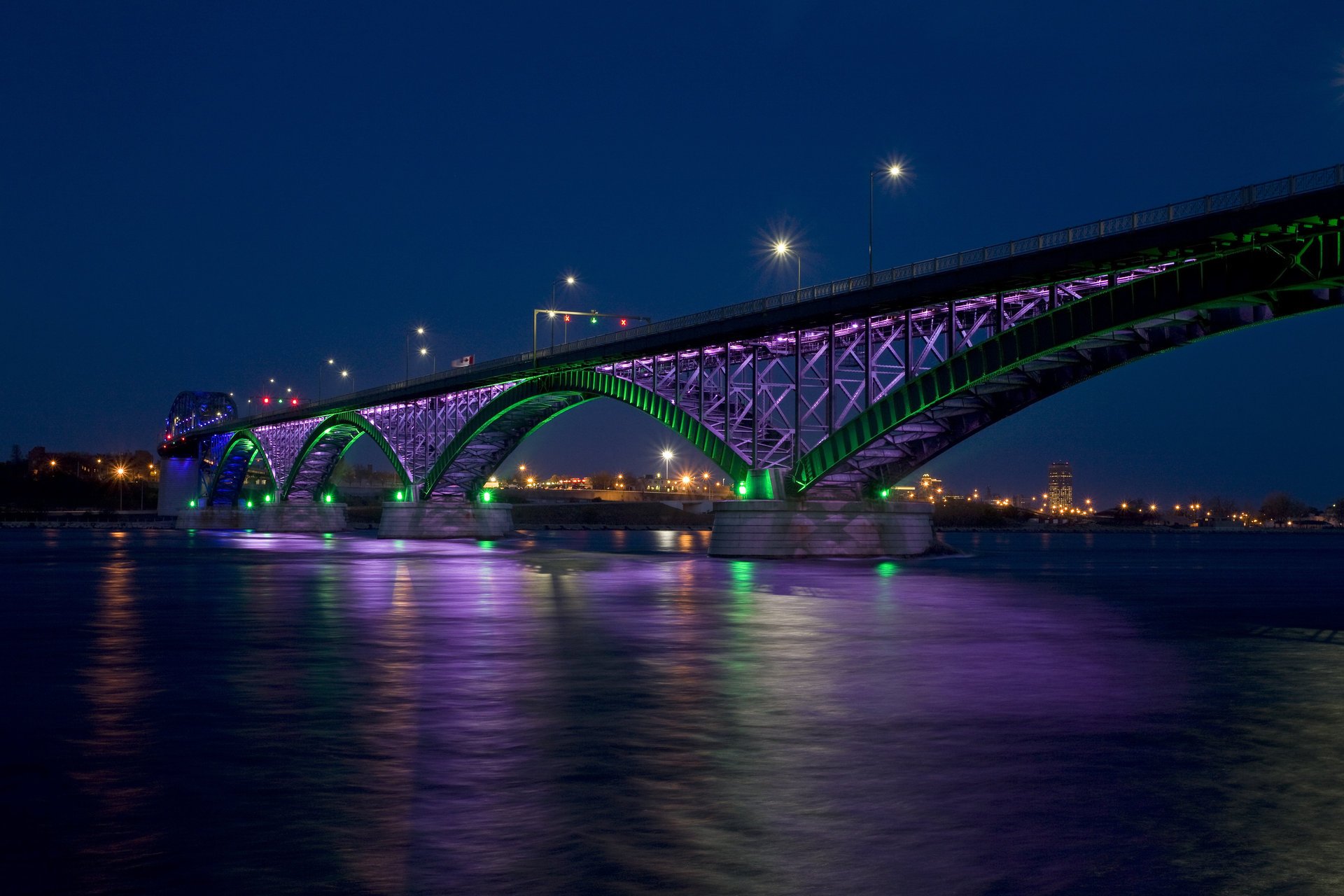 Городской мост в красочном освещении