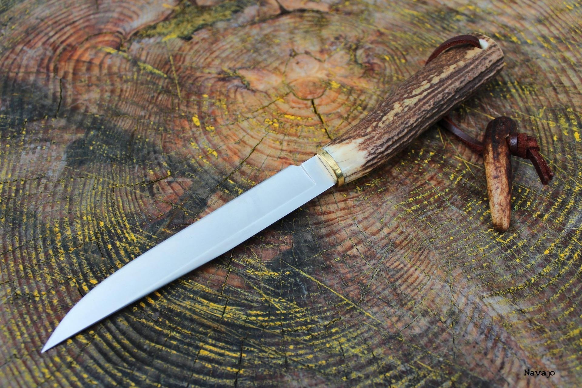Длинный нож из латуни на кожаном ремешке