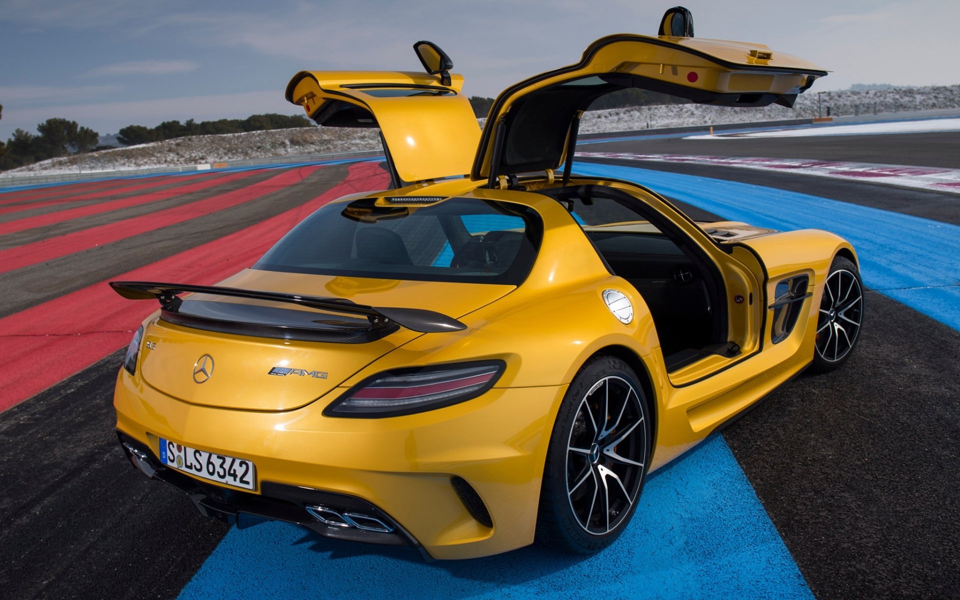 желтый автомобиль Mercedes-Benz SLS AMG E-Cell скачать