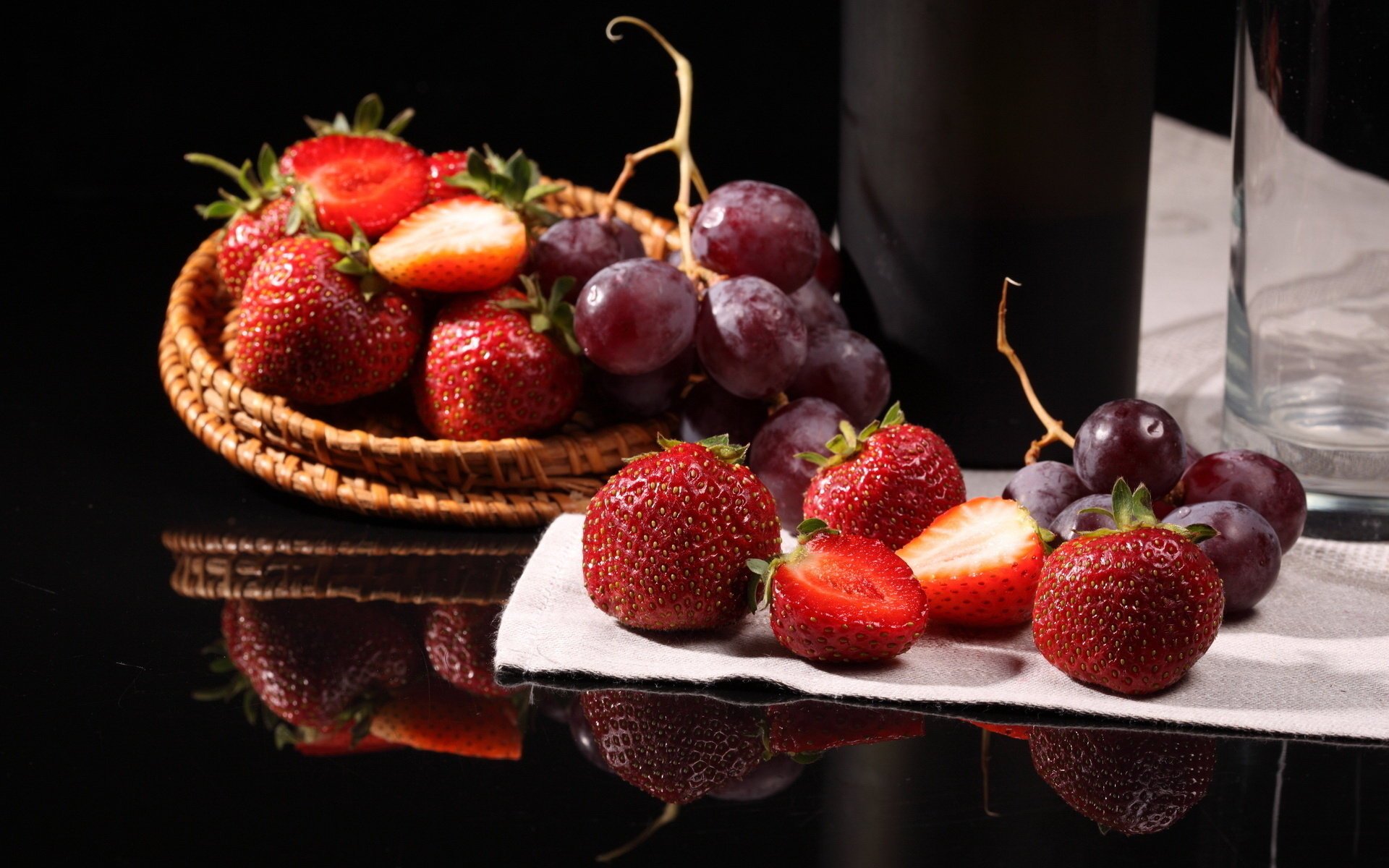 Сочные ягоды-клубника и виноград