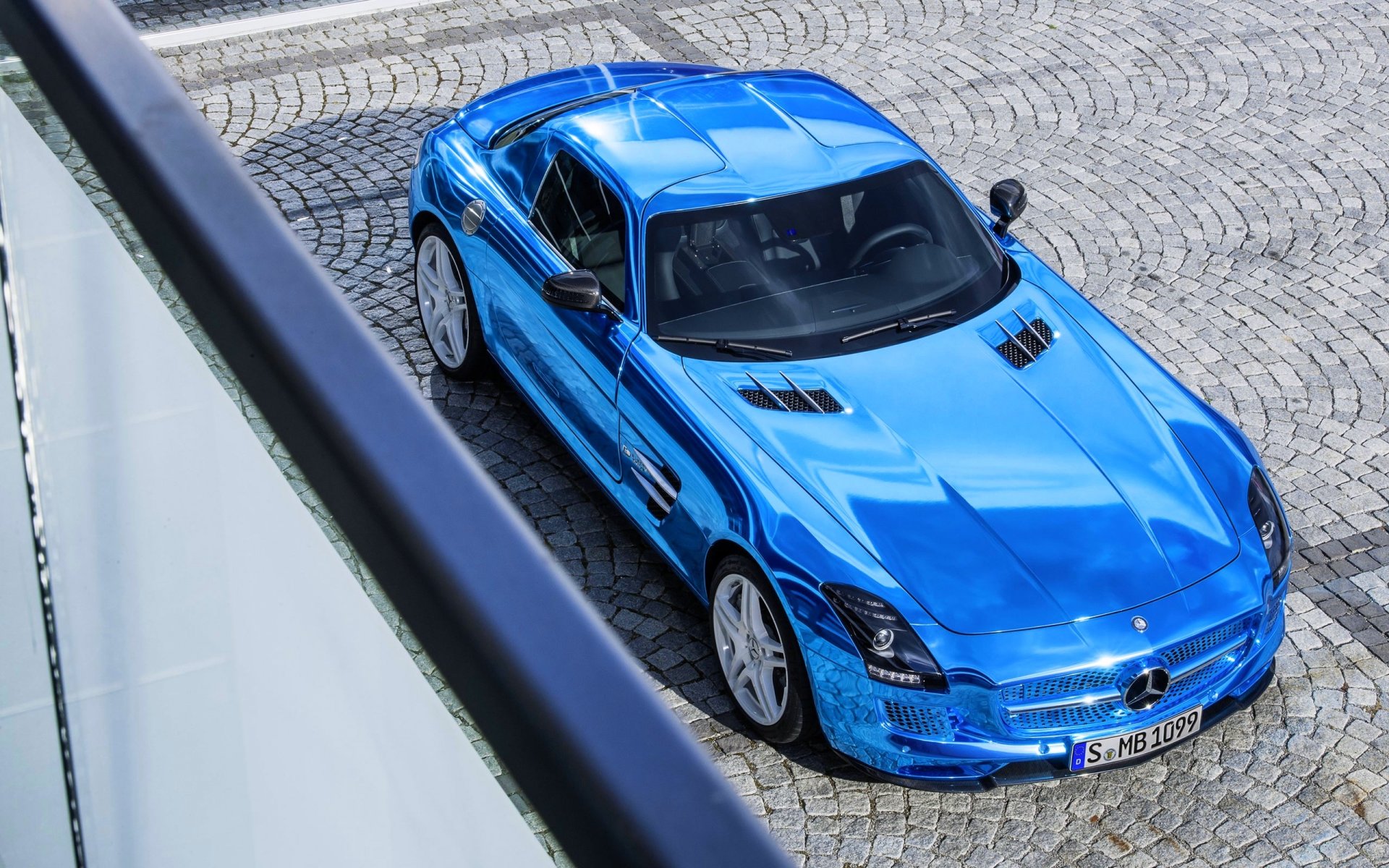 голубой блестящий Mercedes без смс