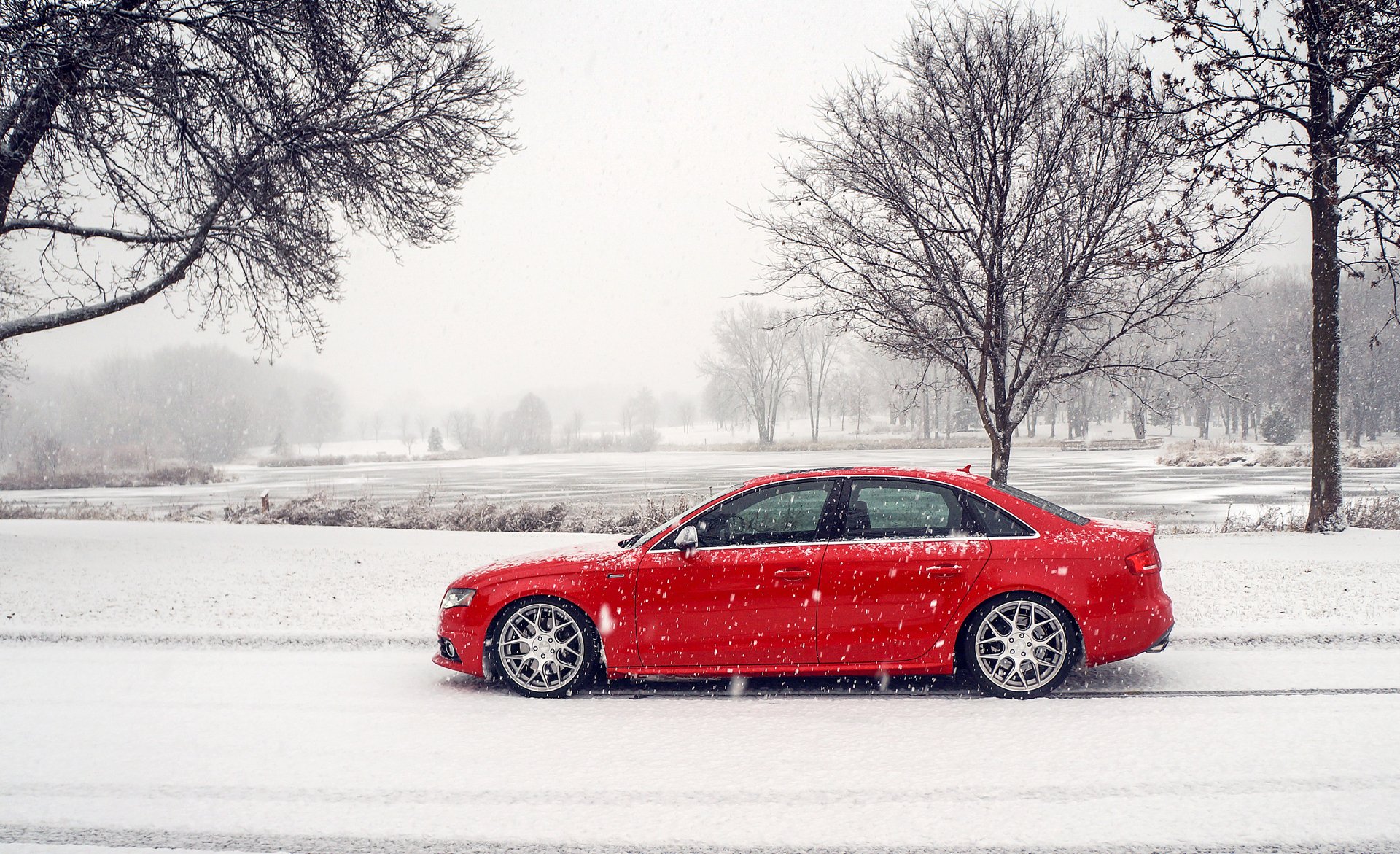 красный автомобиль Audi S4 без смс