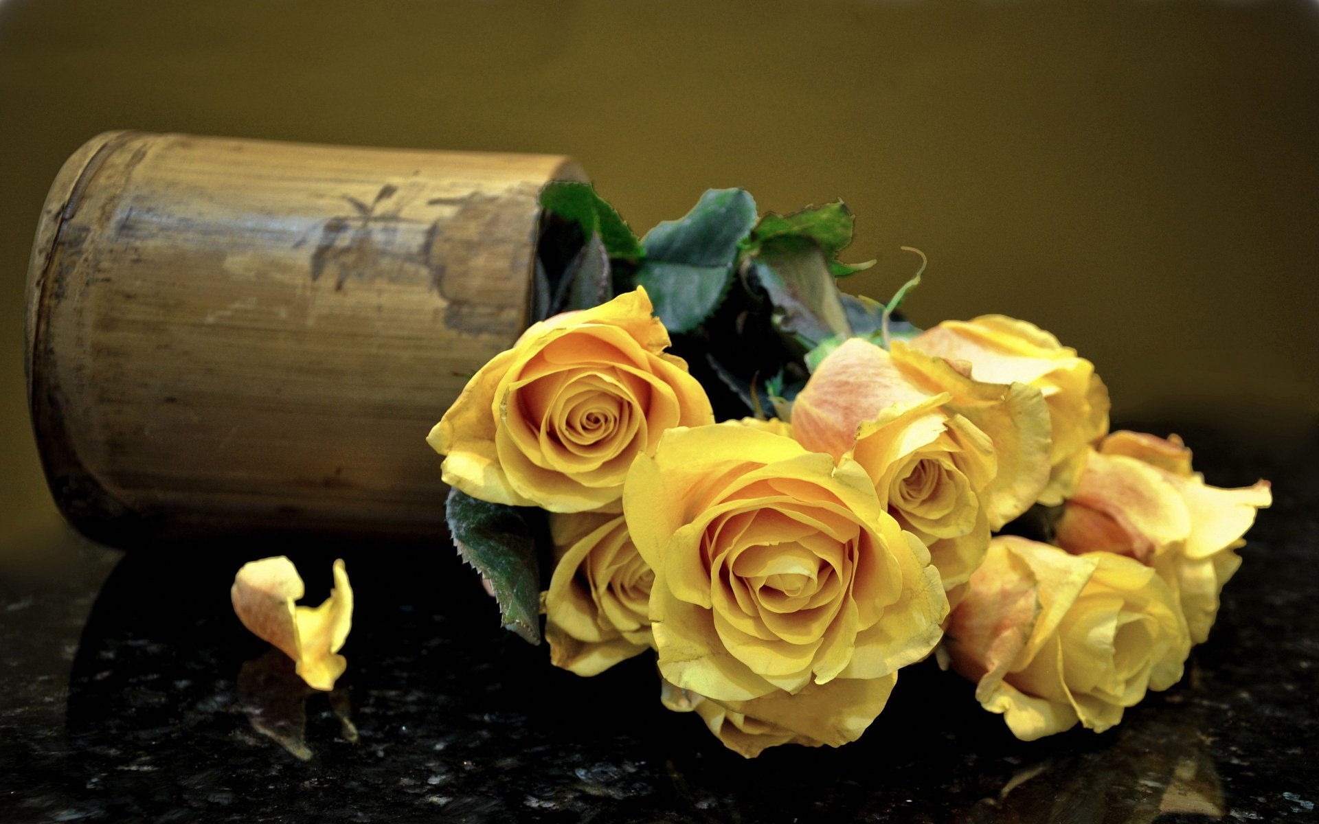 Букет из желтых роз в упавшей вазе