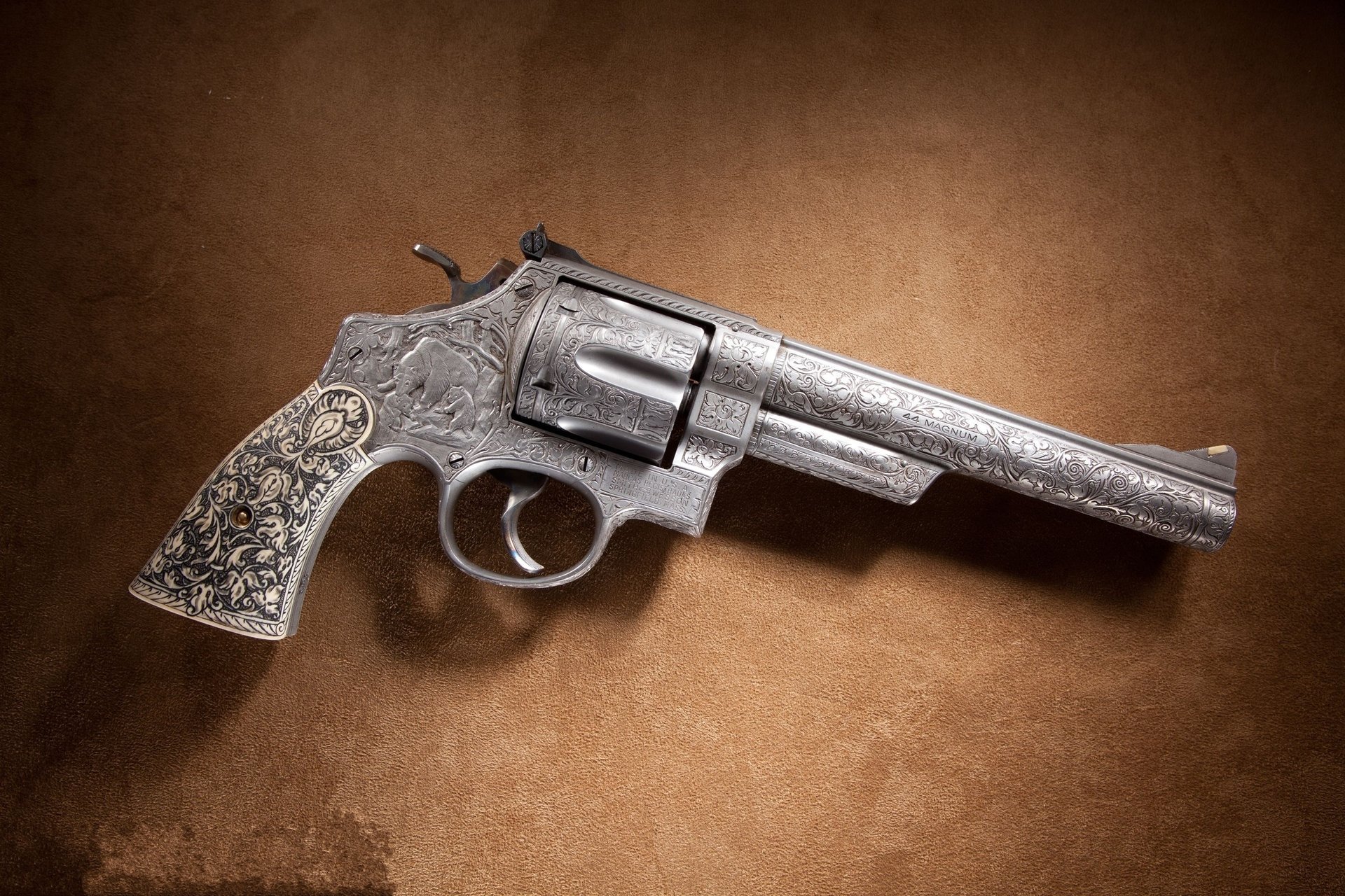 Старинный револьвер серого цвета с гравировкой