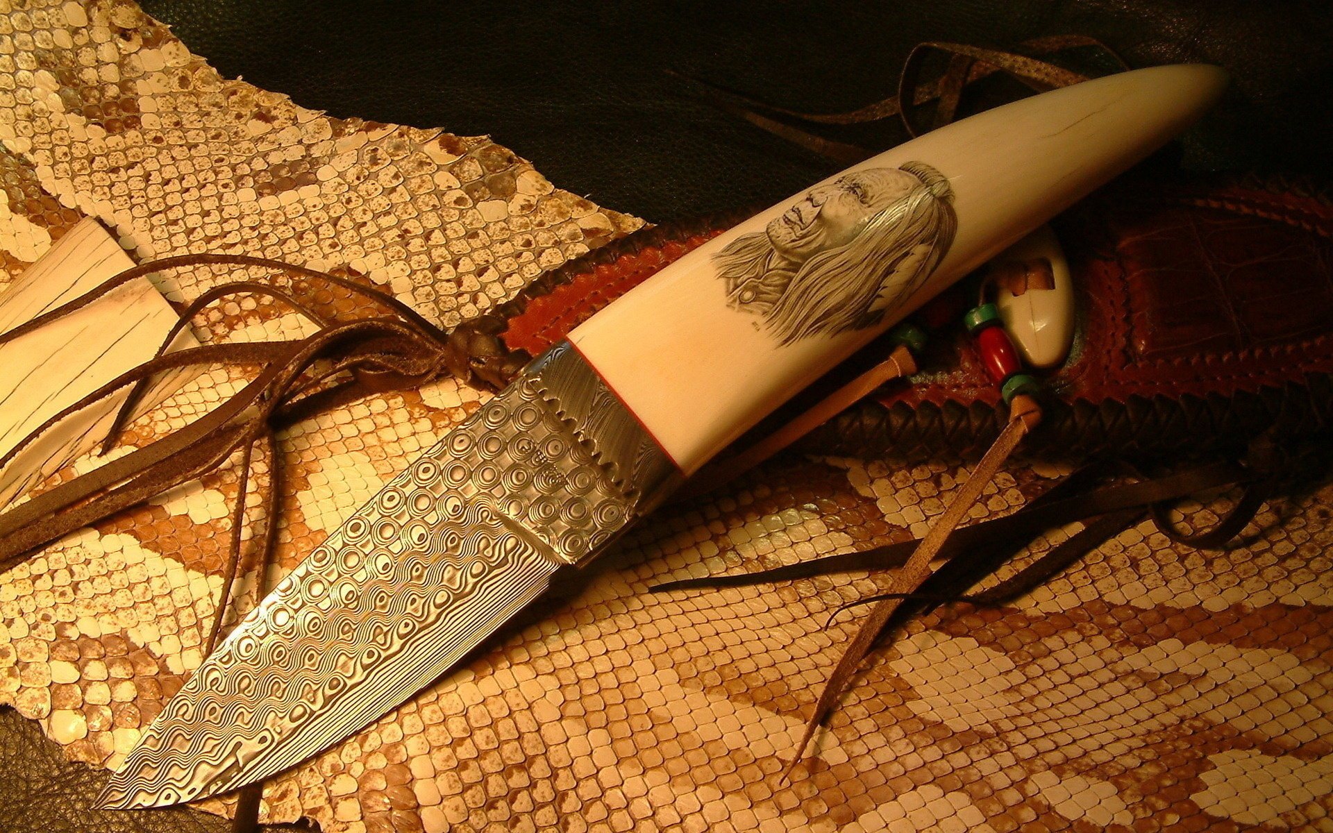 Нож с костяной рукояткой на змеиной шкуре