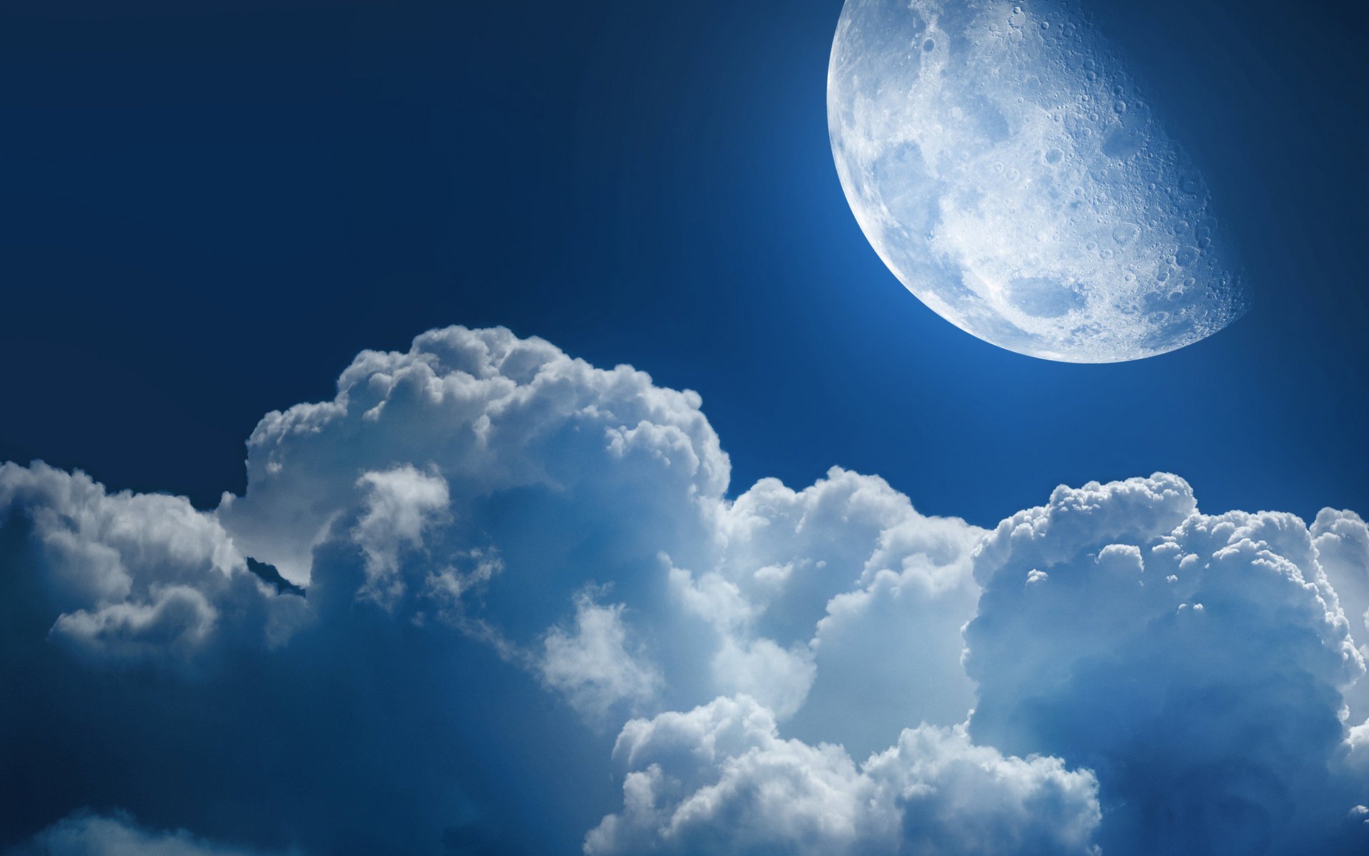 Голубая луна в объятиях облаков