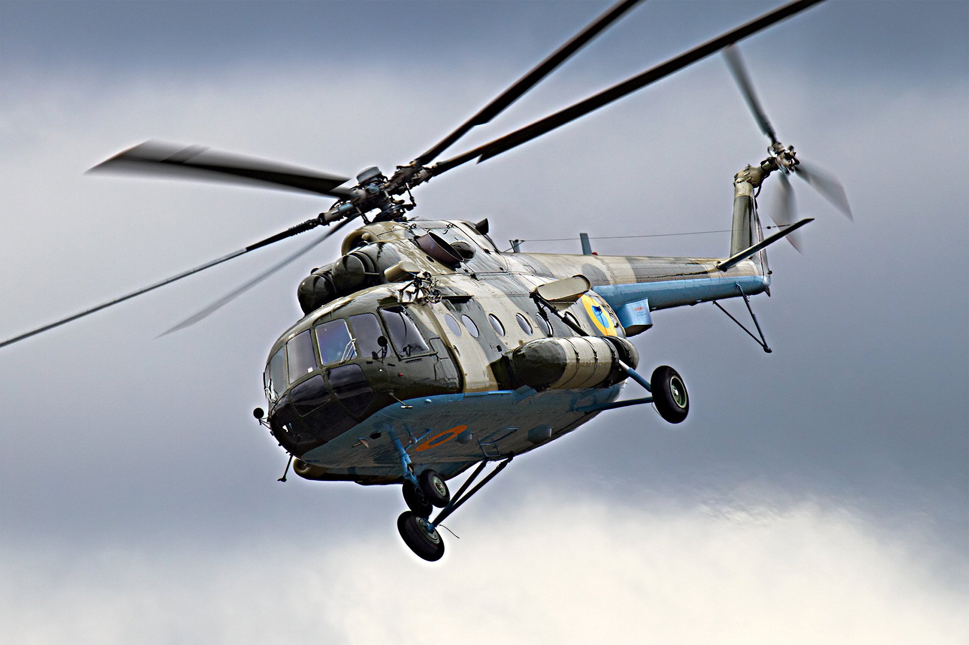 Вертолет с украинской символикой