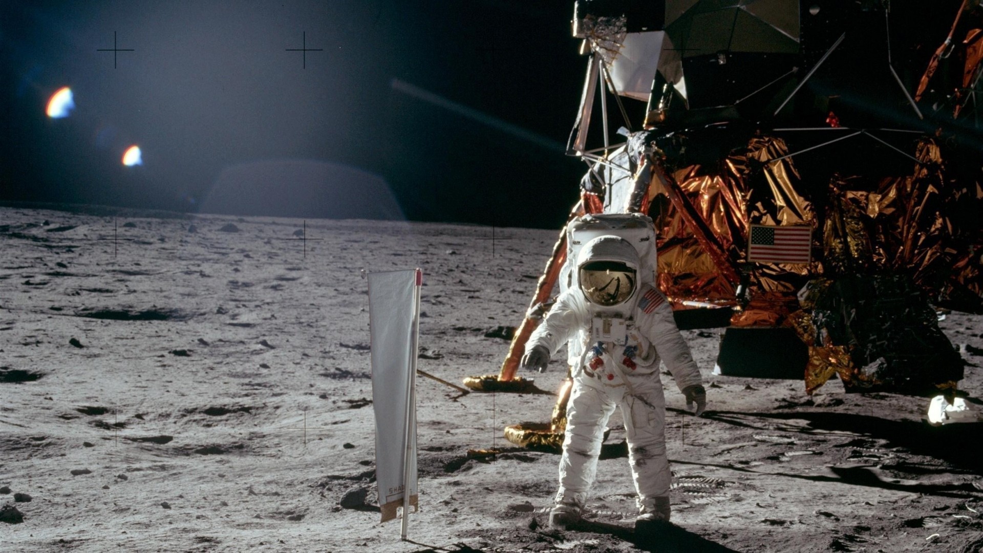 Почему в NASA не смогли сделать скафандр для Луны, если уже летали на неё?