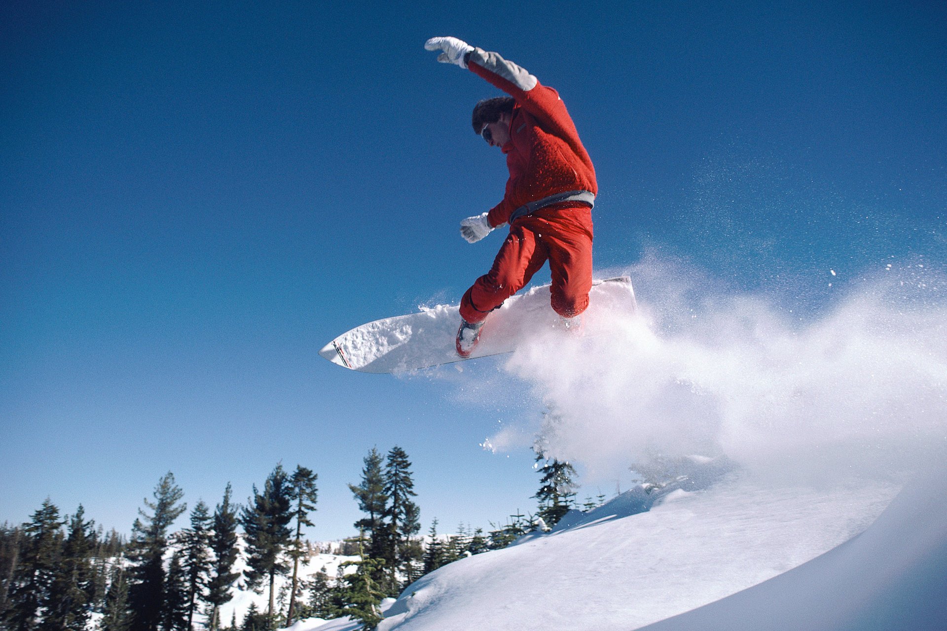 Сноубордист съезжает со снежной горы