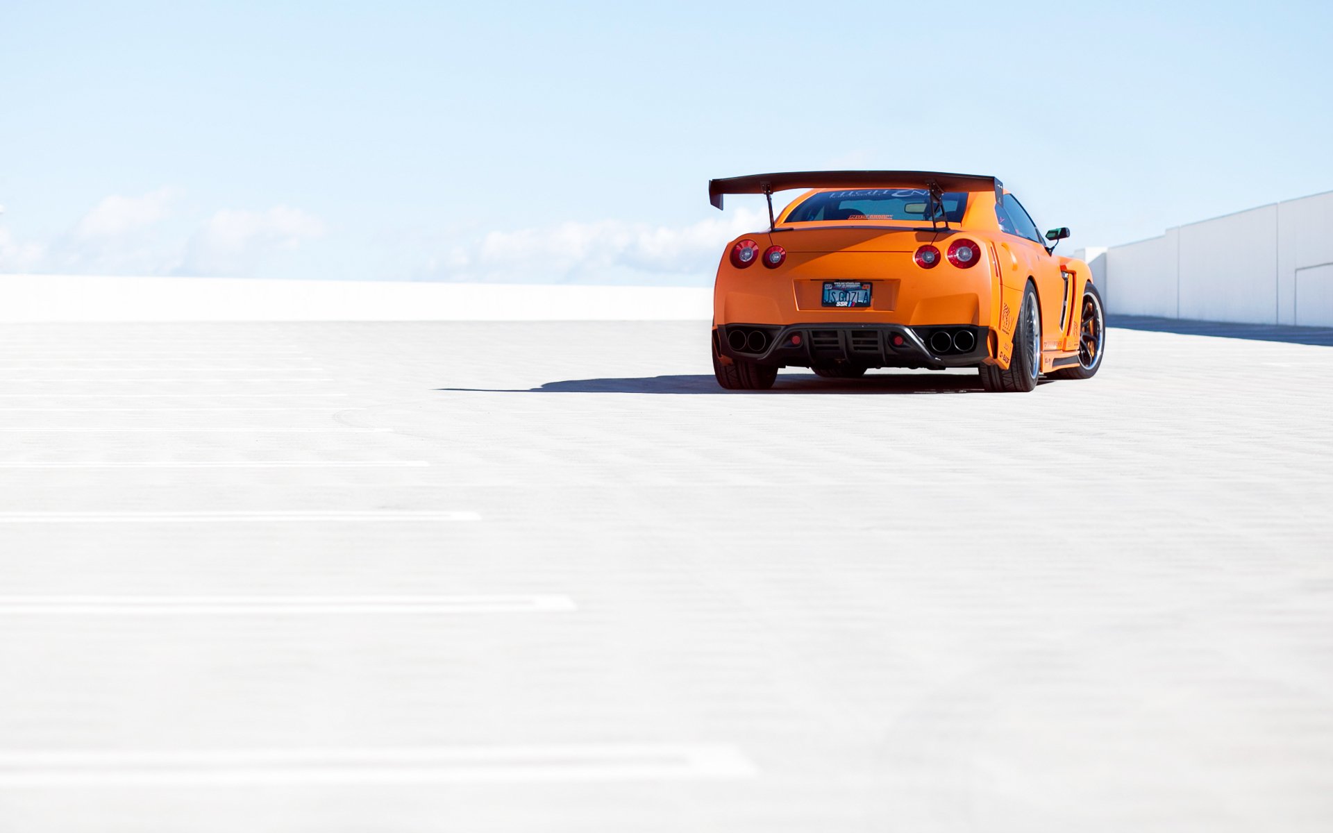 оранжевые спортивный автомобиль Nissan Skyline GTR R35 скачать