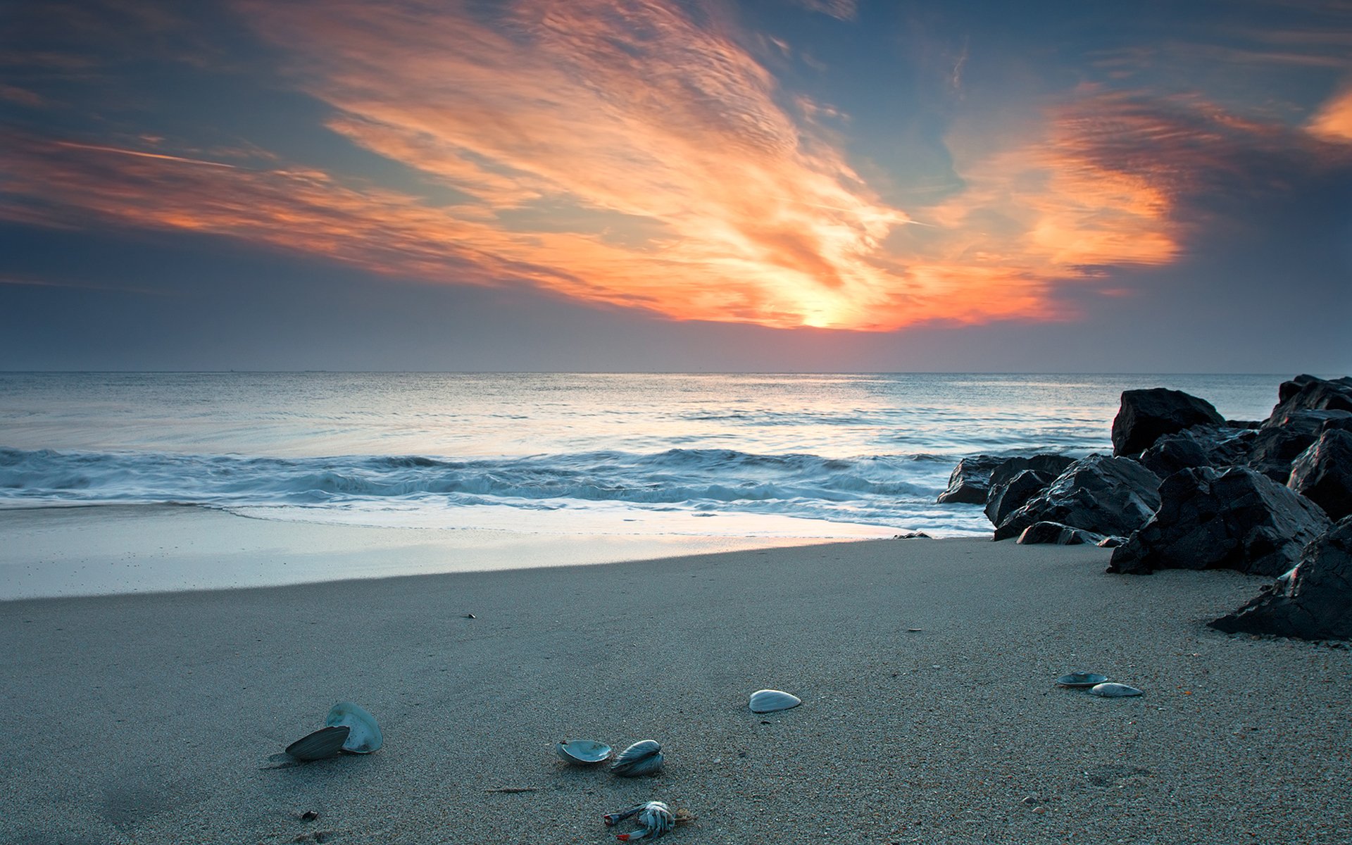 закат над каменистым пляжем загрузить
