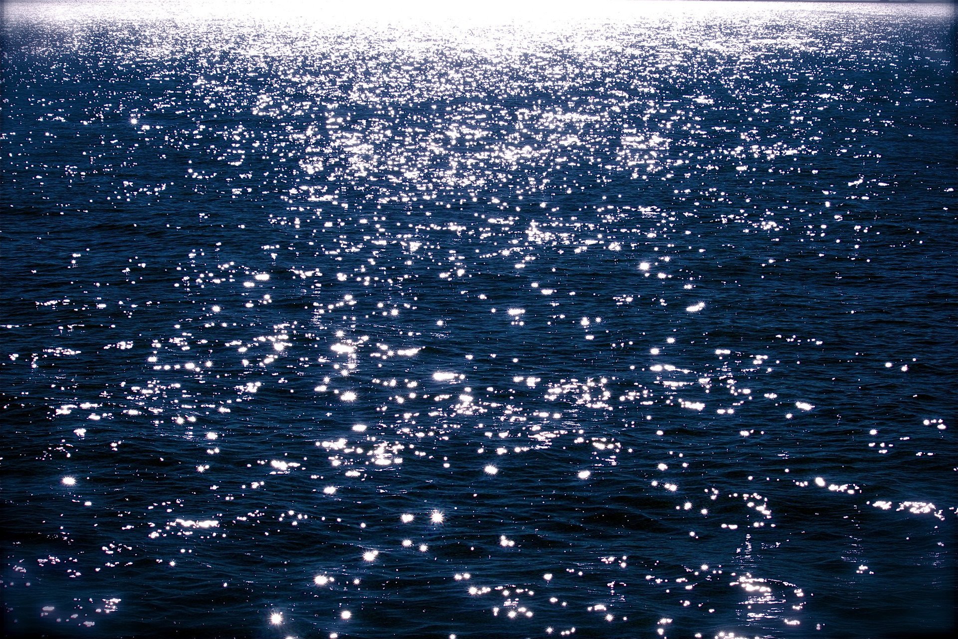 Прозрачная блестящая вода. Блики на воде. Блеск воды. Гладь воды. Море блестит.
