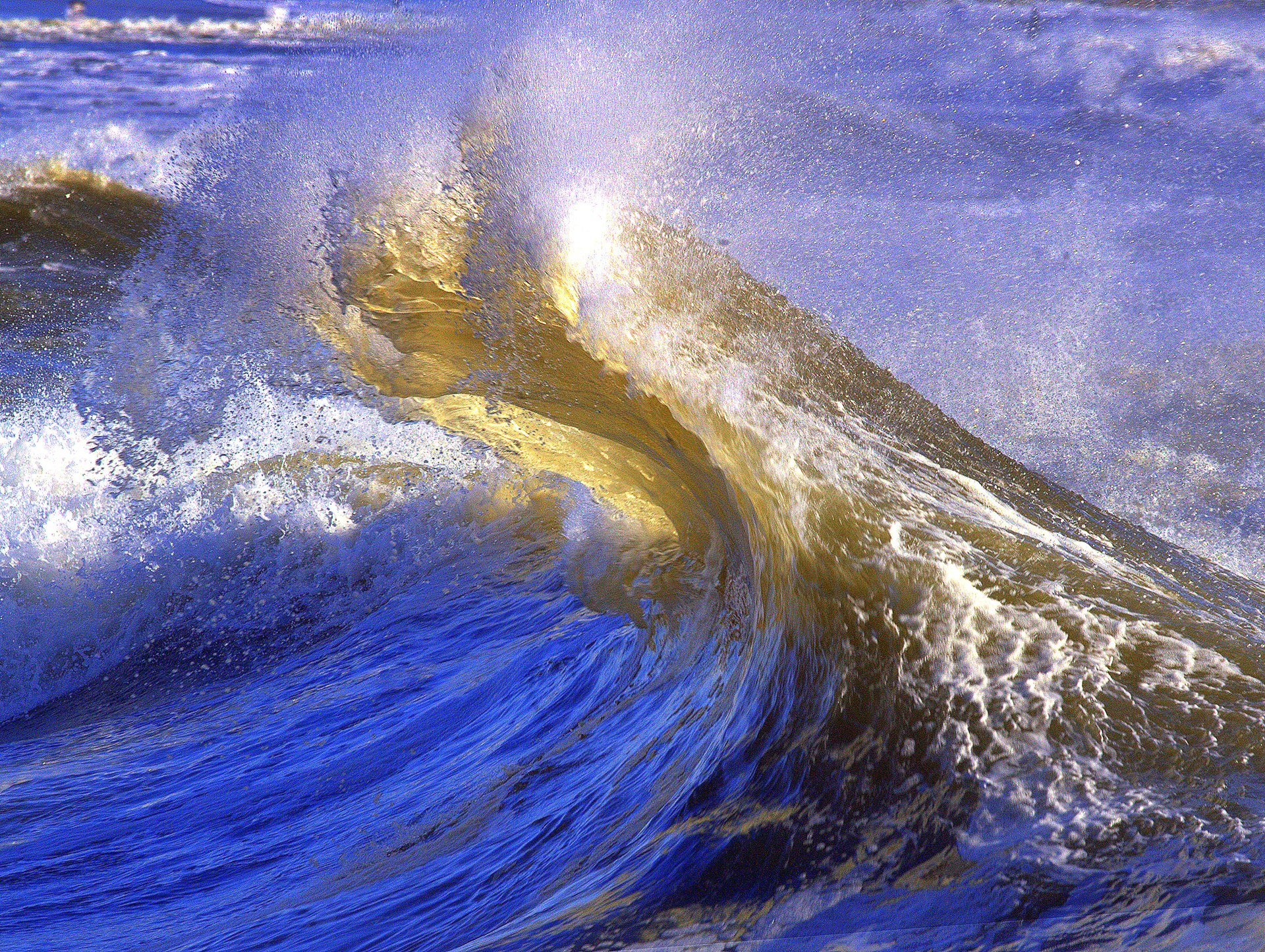 Огромный всплеск прибрежных волн без смс