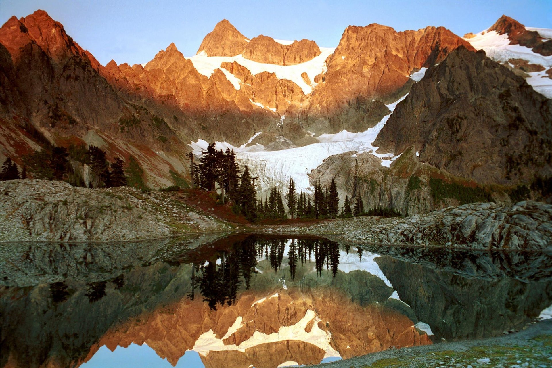 природа озеро отражение деревья скалы горы скачать