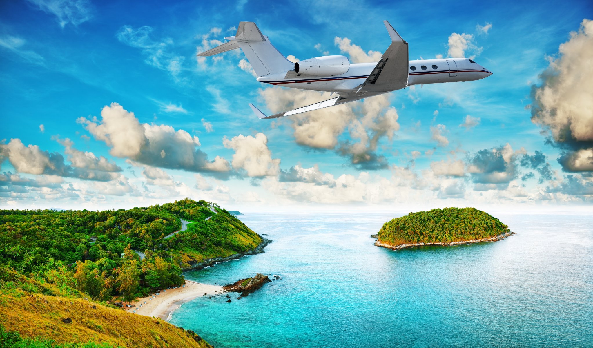 самолет летящий над островом тропики пляж море