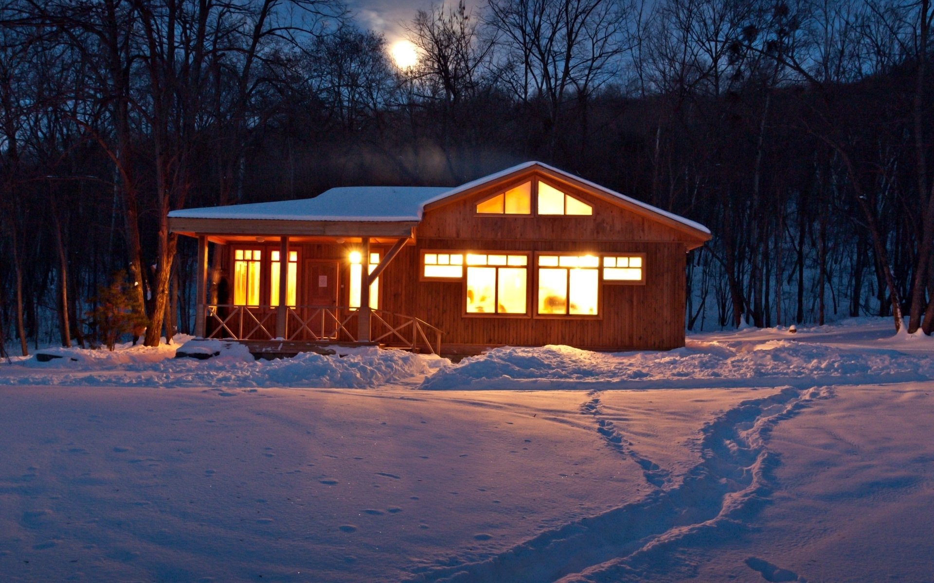 природа зима снег дом домик свет следы деревья вечер небо зимние фон обои широкоформатные полноэкранные широкоэкранные широкоформатный