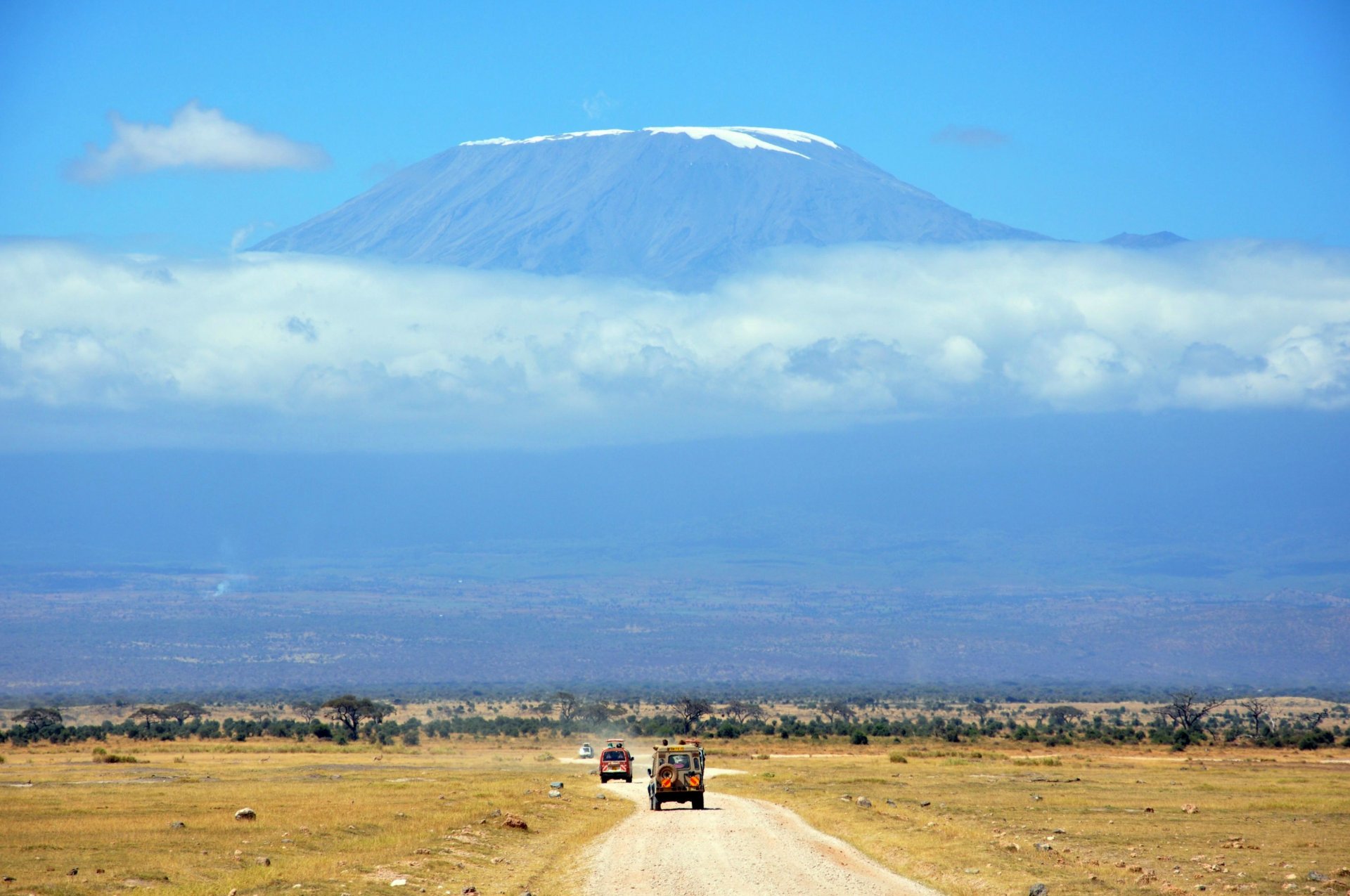 пейзаж африка дорога автомобиль гора небо облака саванна сафари отдых отпуск