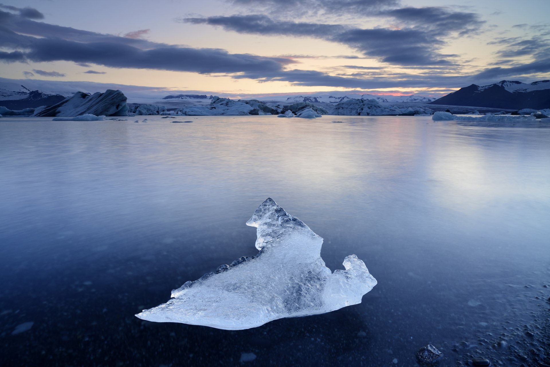 исландия озеро льдина сумерки
