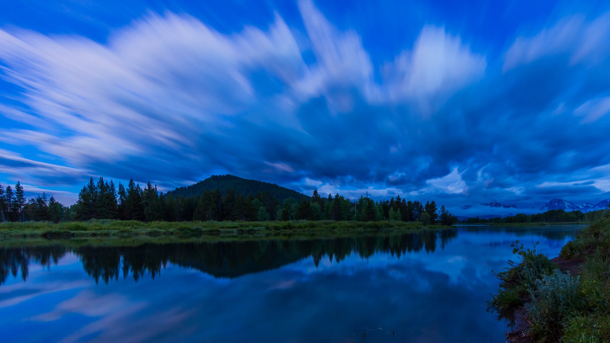 сша гранд-титон национальный парк гранд tetons река вода гладь отражение берег деревья лес синее небо облака природа утро перед рассветом