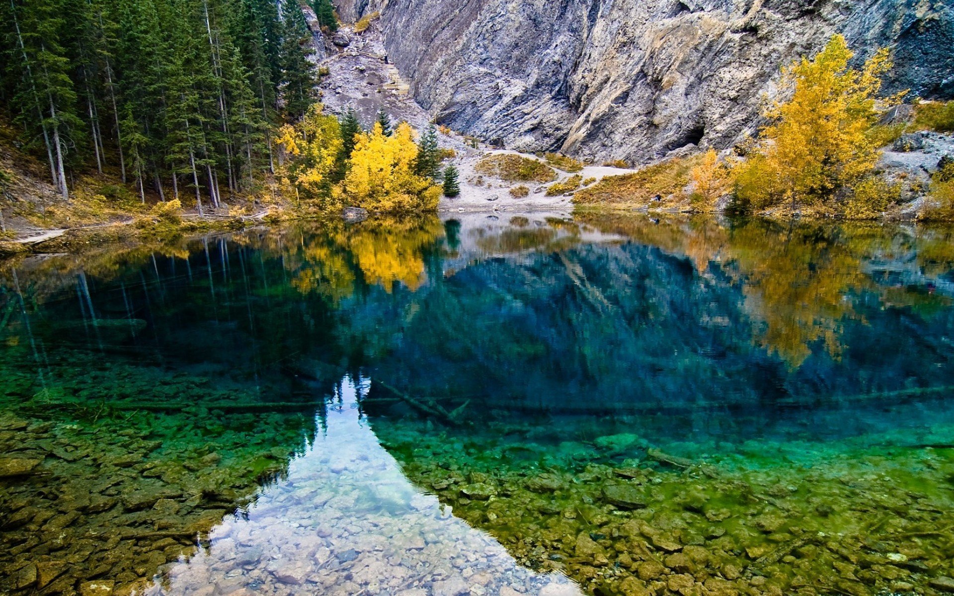озеро гора лес камни деревья отражение природа фото
