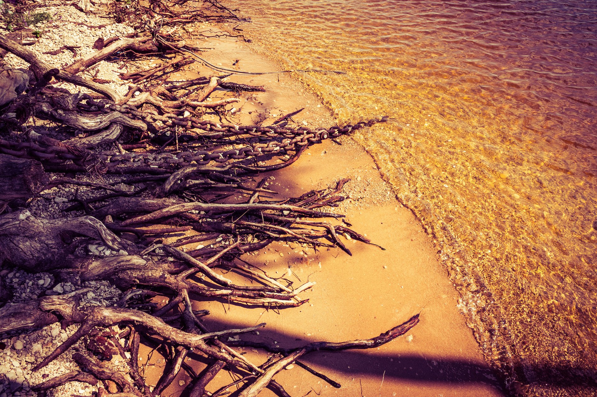 казань россия вода гладь природа камни песок пляж солнце цепь дерево причал