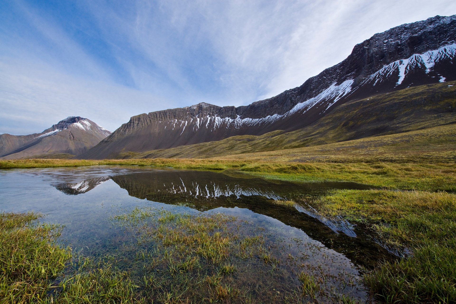 исландия долина горы трава озеро небо облака отражение