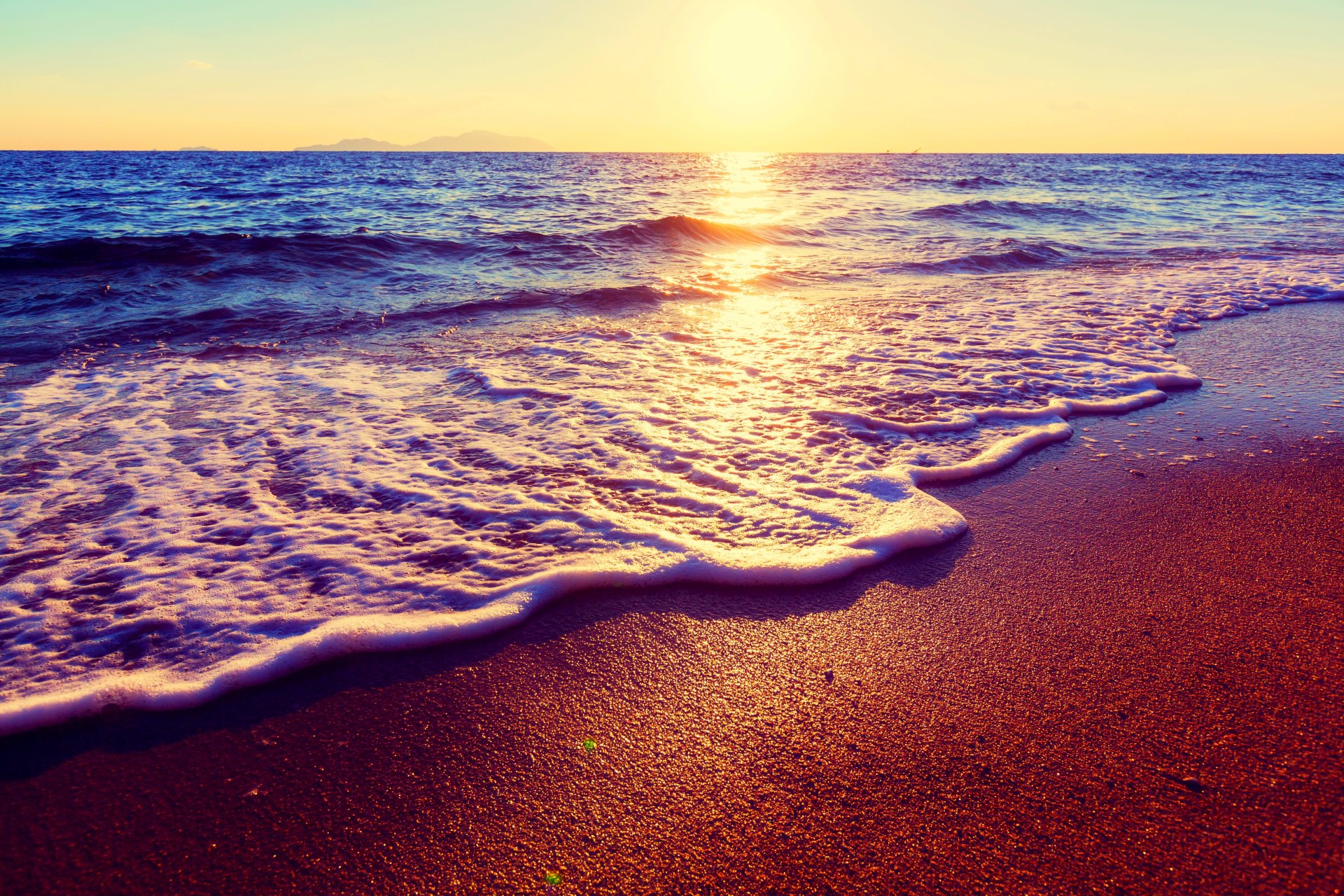 Море песок и закат