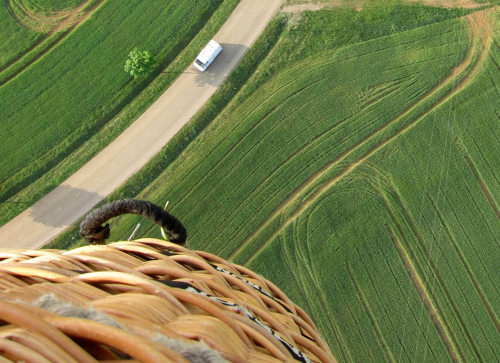 поле дорога вид сверху воздушный шар корзина