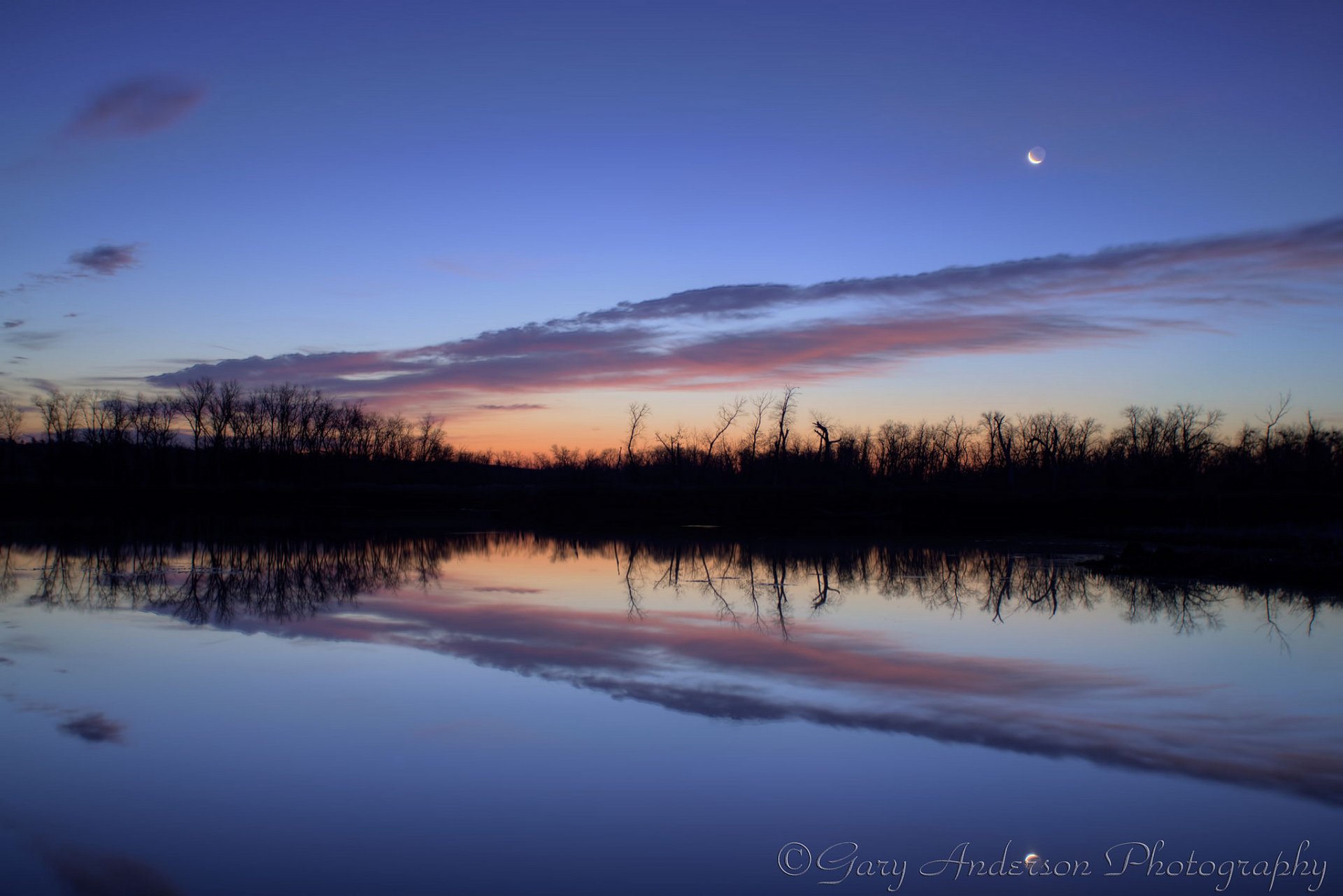 река вода гладь берег деревья отражение синее оранжевое небо облака месяц луна перед рассветом