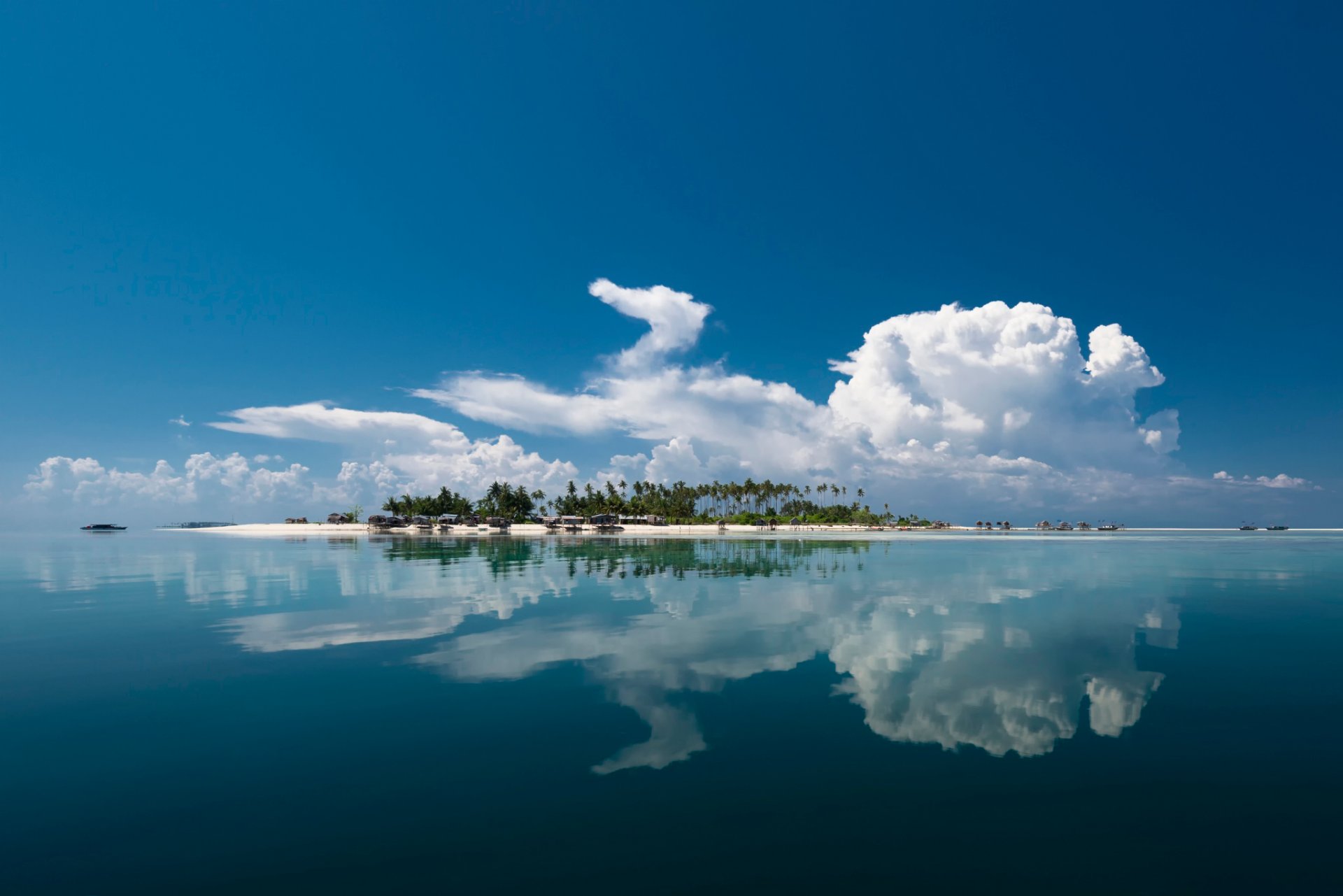 остров море облака отражение