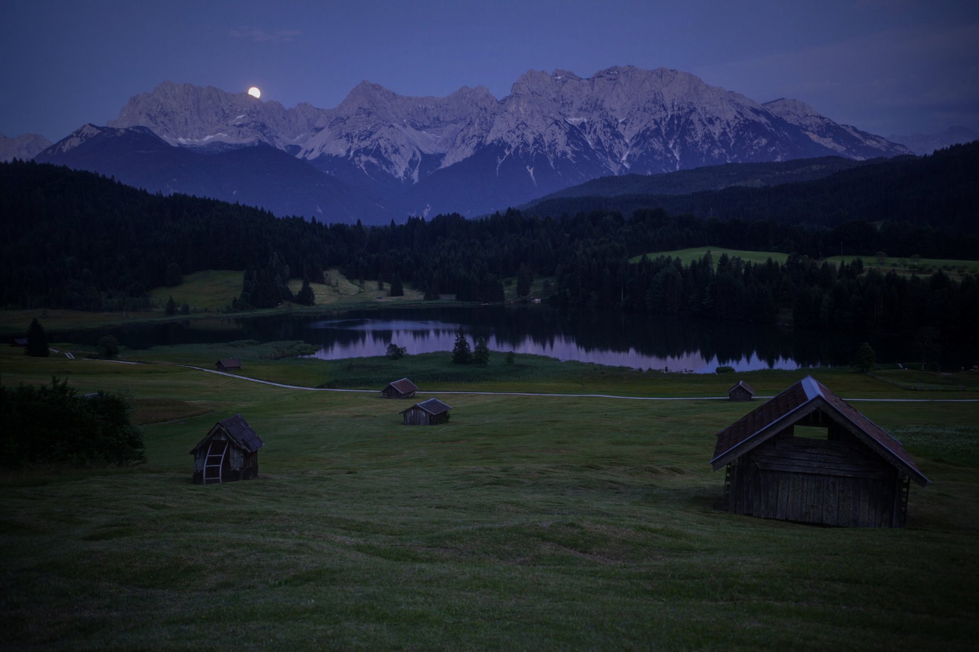 германия бавария карвендель альпы горы поляна холмы лес деревья домики ночь синее небо луна