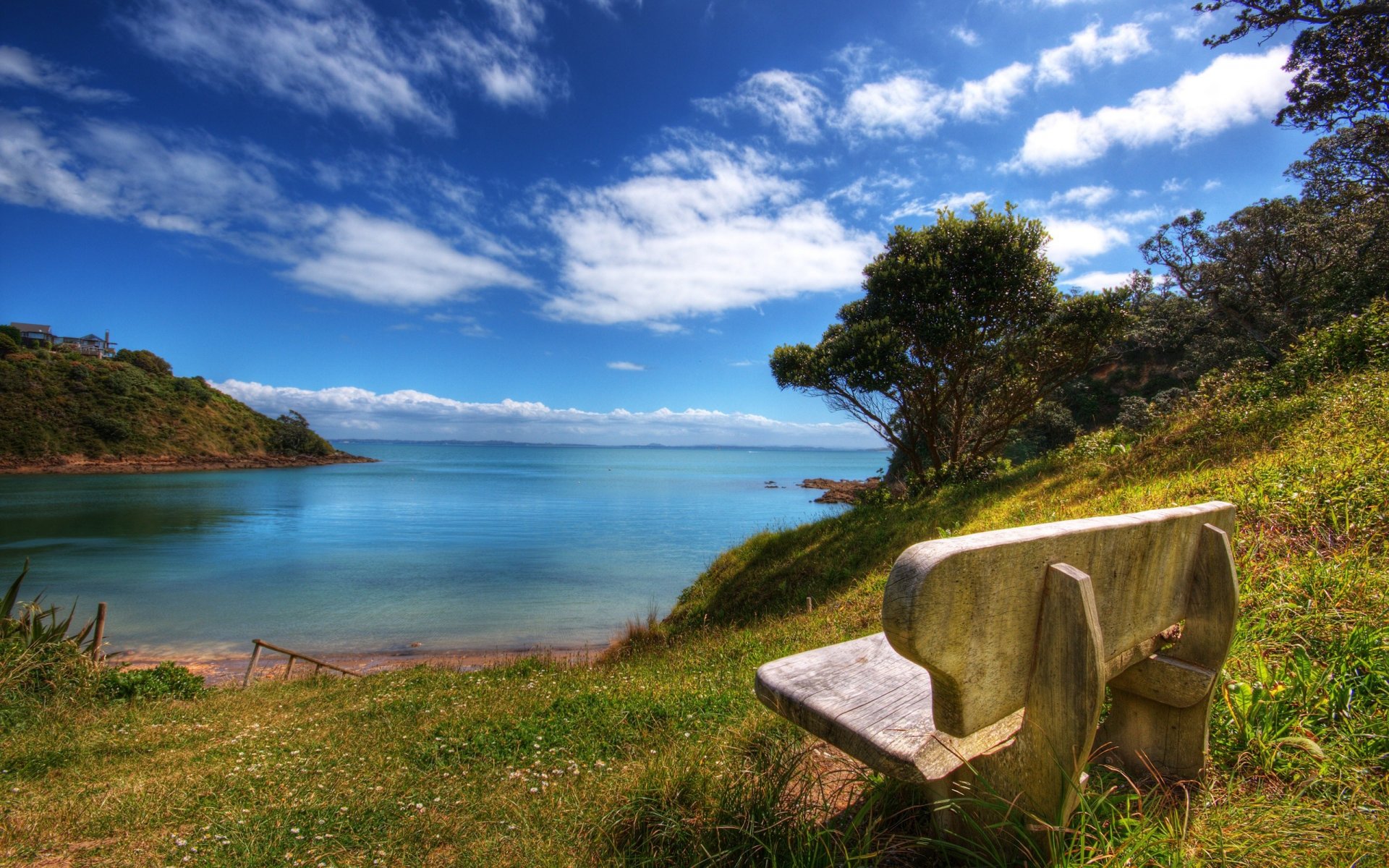 Beautiful place. Азорские острова. Вид на озеро с берега. Умиротворяющая природа. Скамейка у моря.