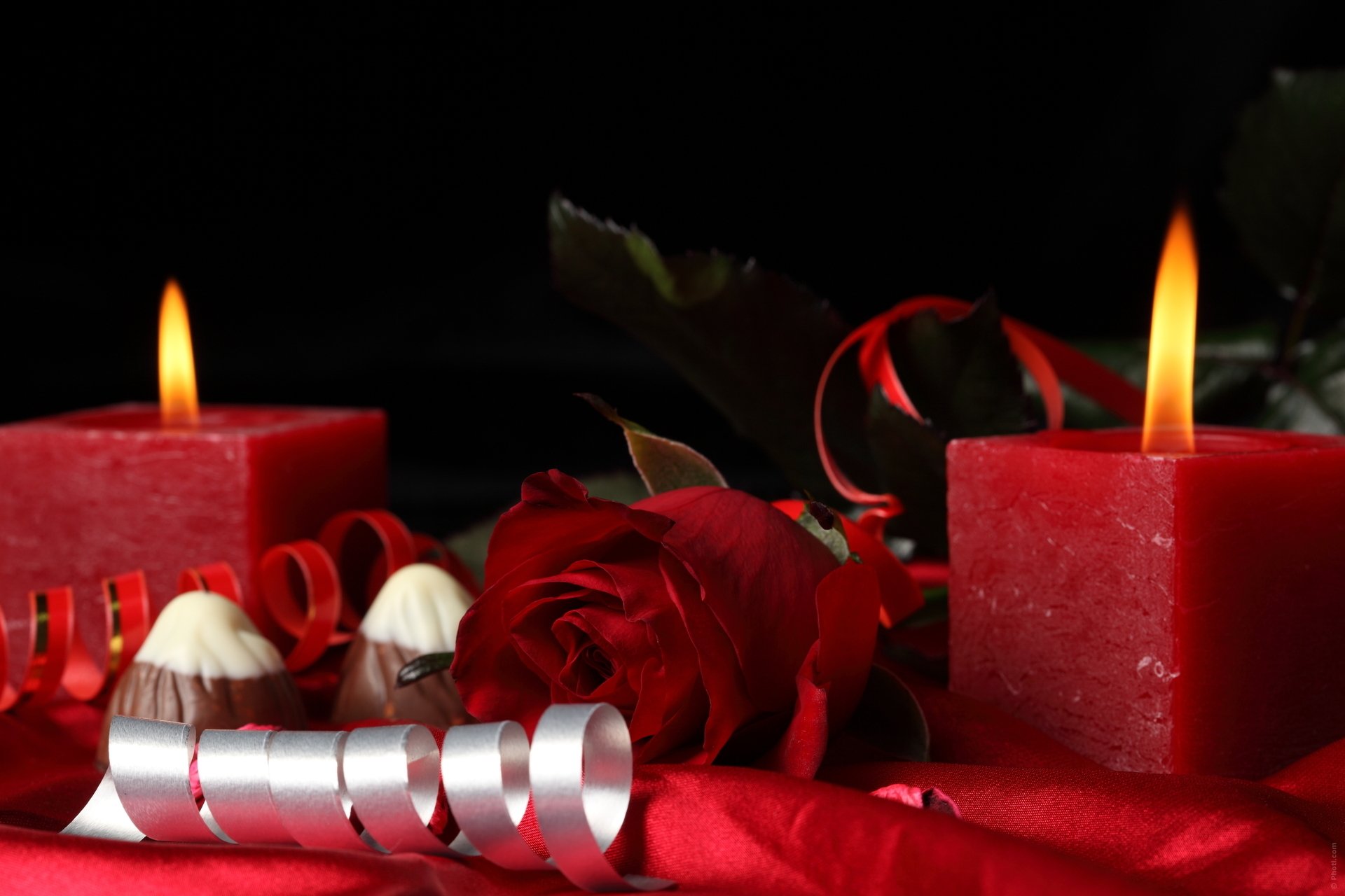 Красные свечи с лепестками роз без смс