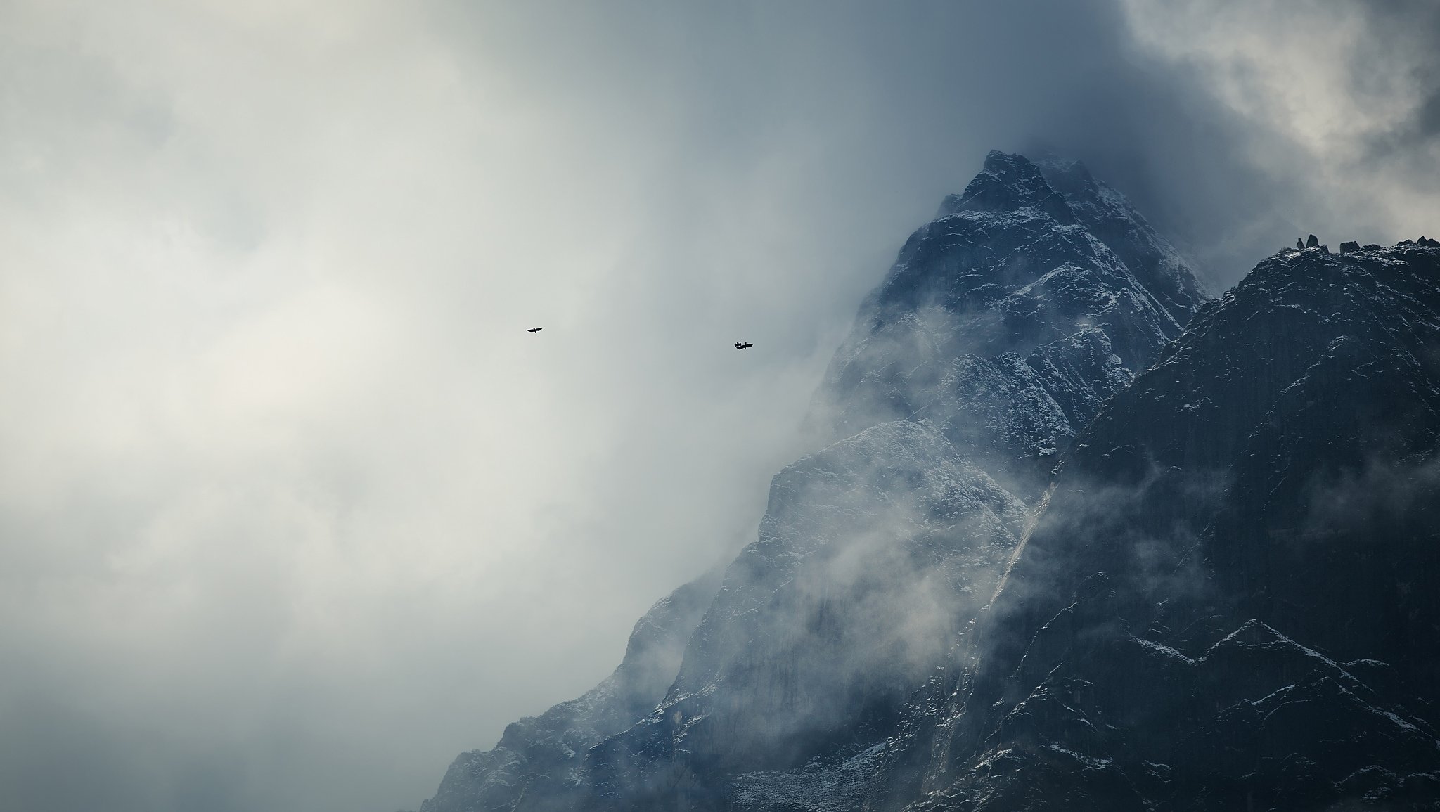 Темно синие вершины гор 1 изрытые. Вершина Мачапучаре Непал. Горы в тумане. Горы небо. Обои на рабочий стол горы туман.
