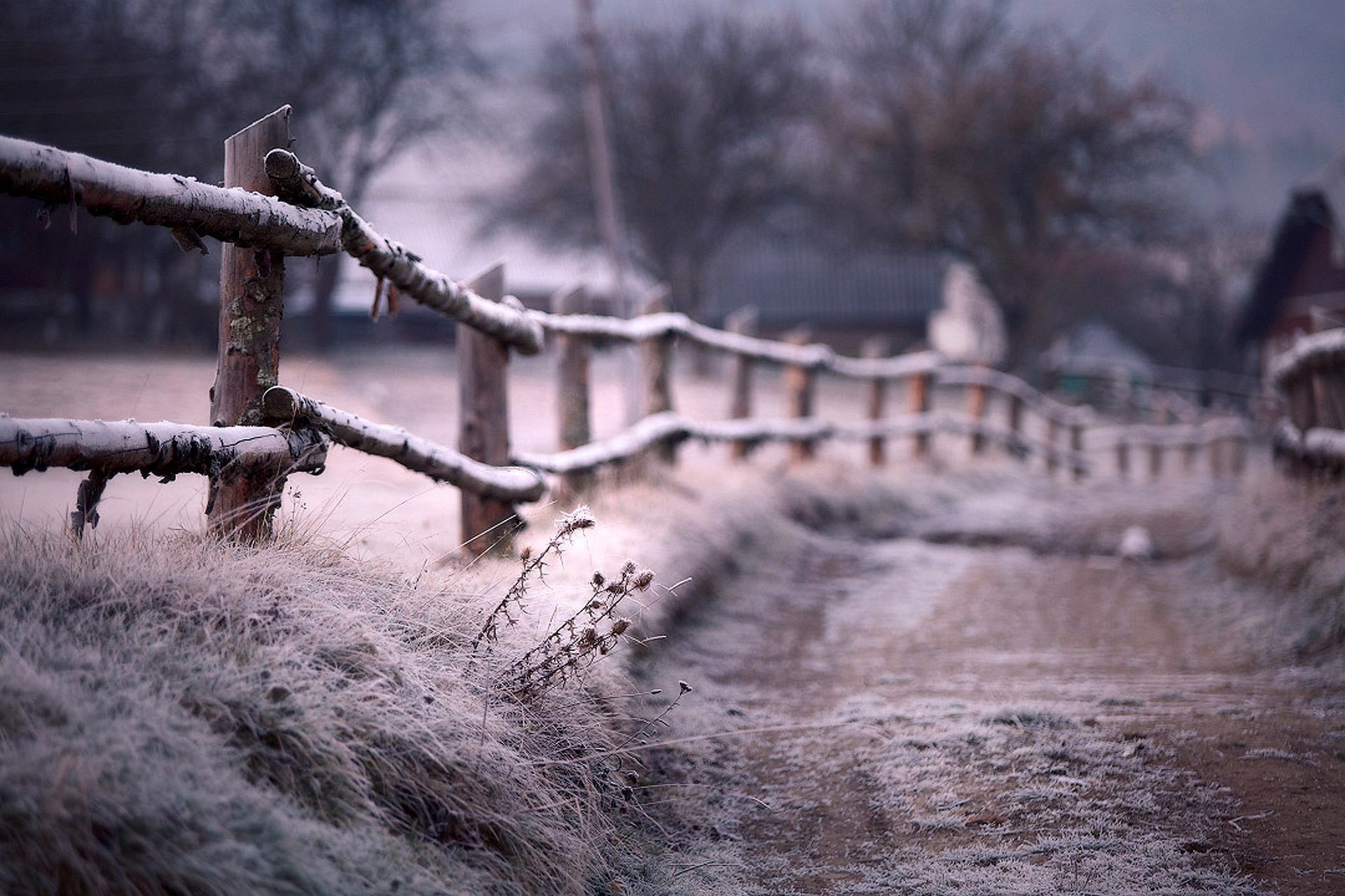 Забор в снегу загрузить