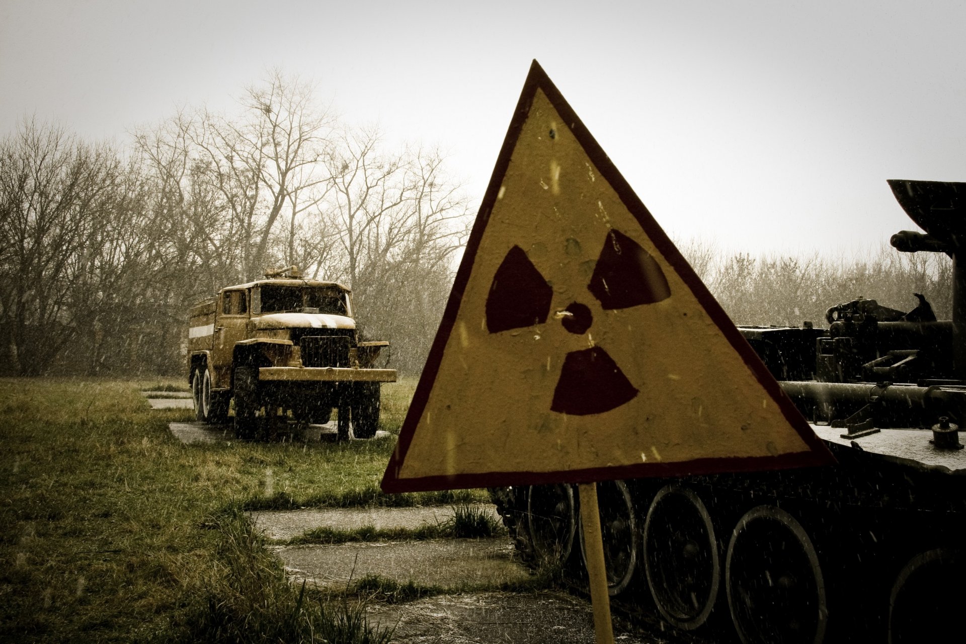 чернобыль припять украина урал танк радиация знак дождь зона