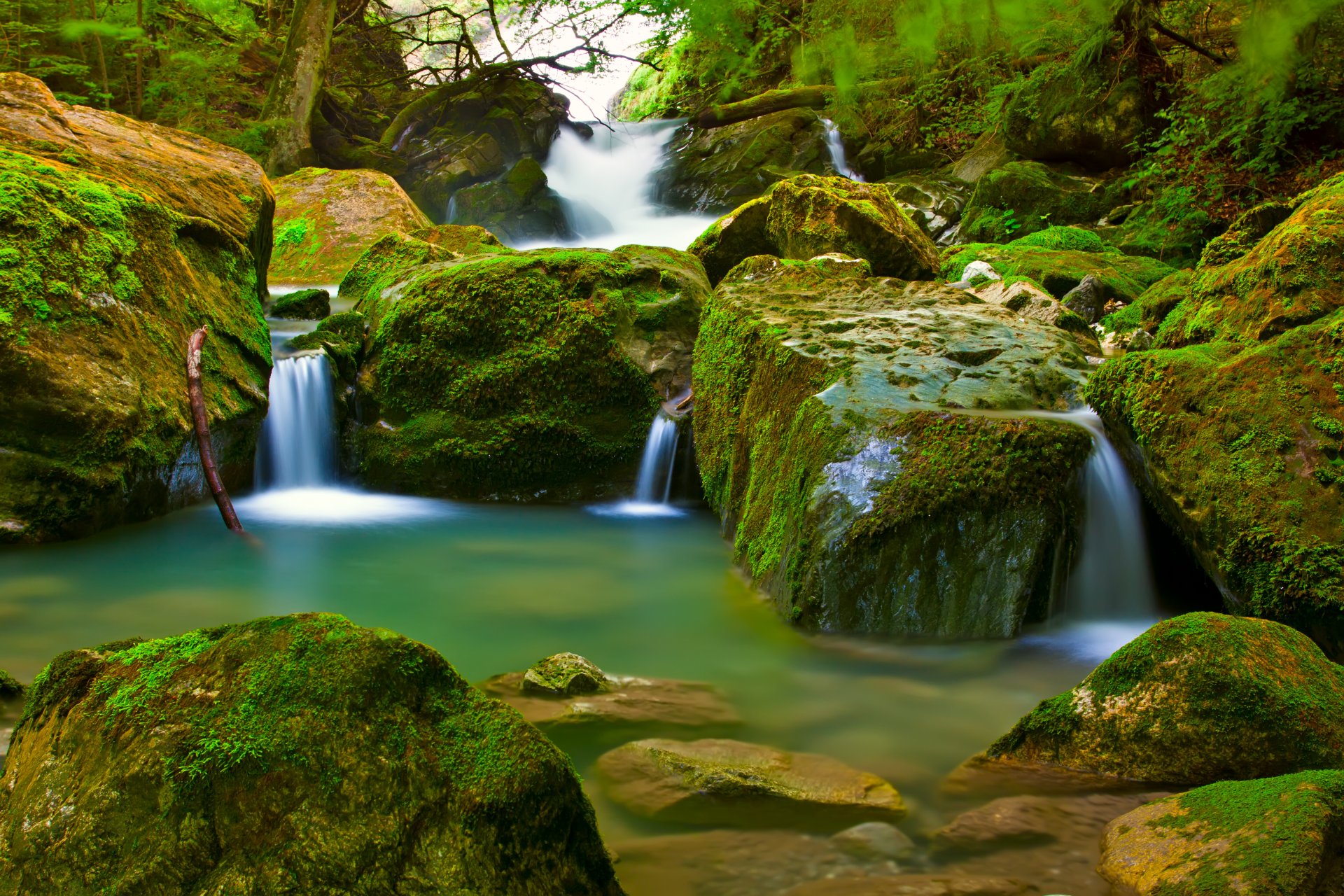 водопад в лесу над камнями бесплатно
