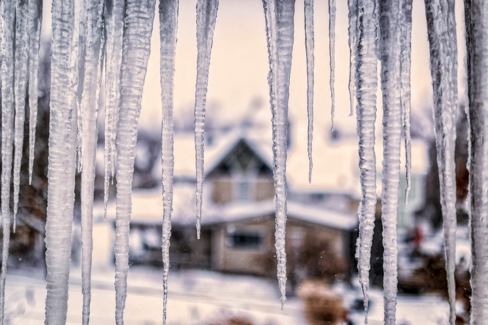 сосульки лед снег зима стекло дом размытость макро природа