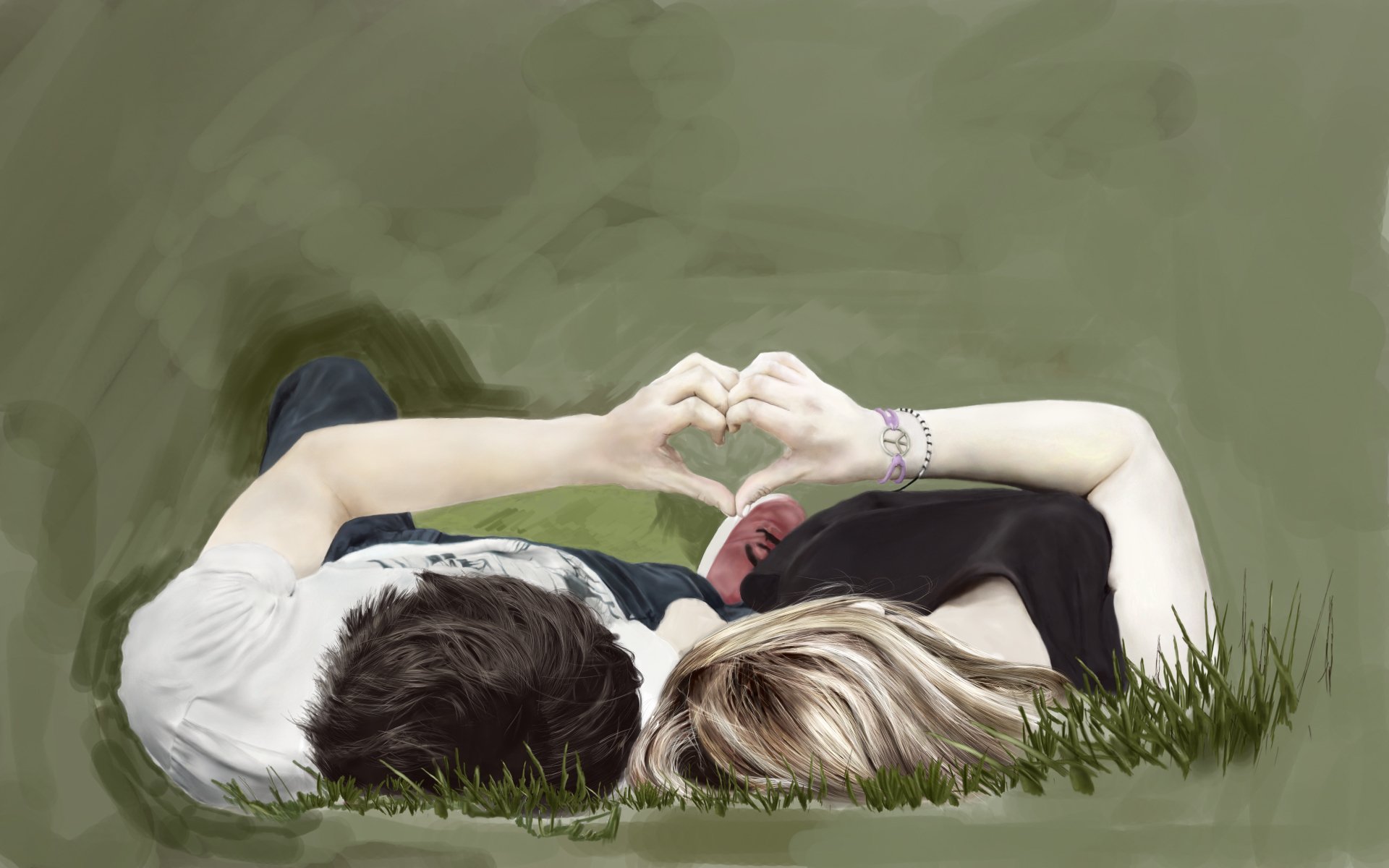 Пара в крокусе лежит за руки. Влюбленная пара. Влюбленные лежат на траве. Парень и девушка. Парень и девушка лежат на траве.
