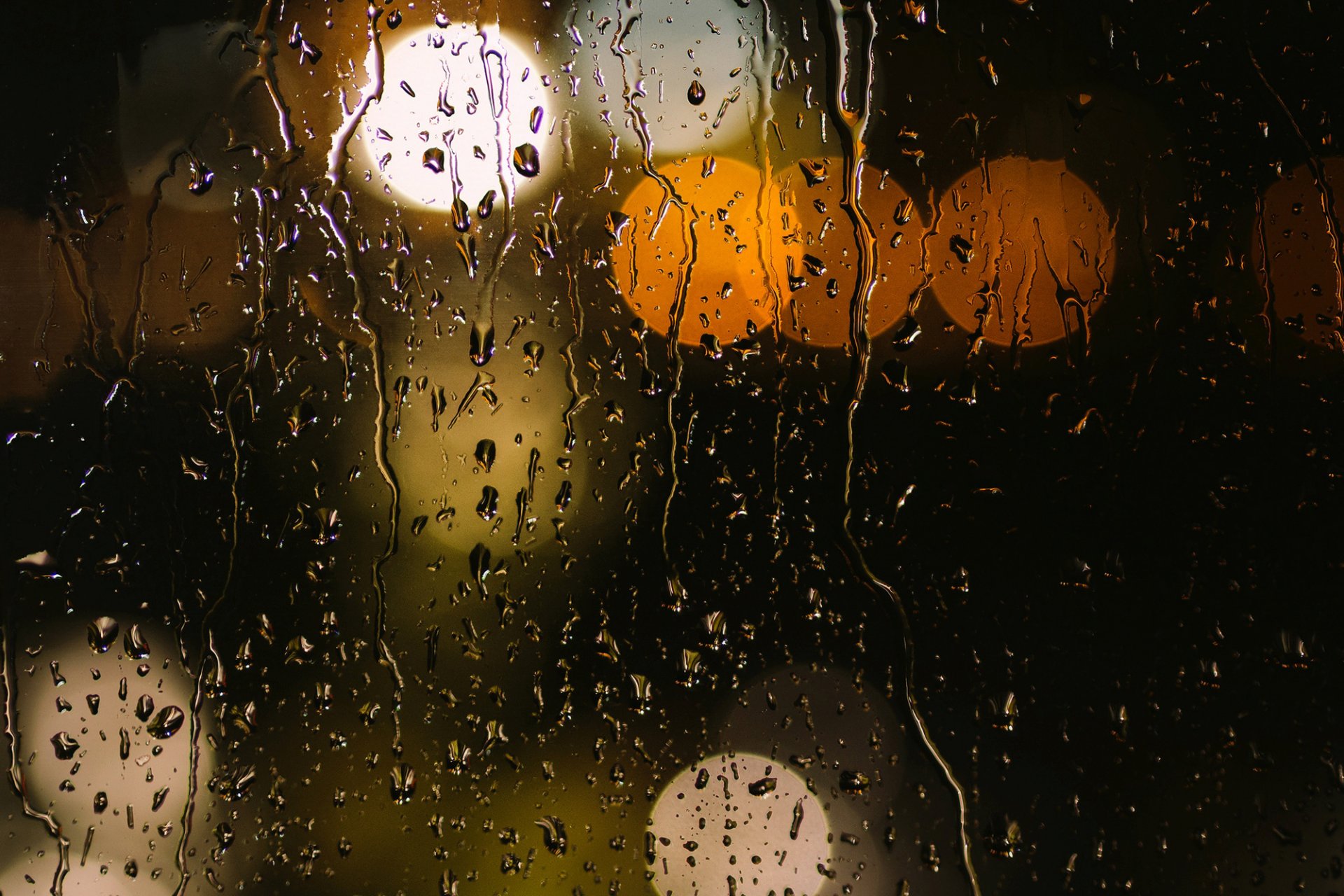 Капли дождя на жёлтом стекле Обои на рабочий стол.