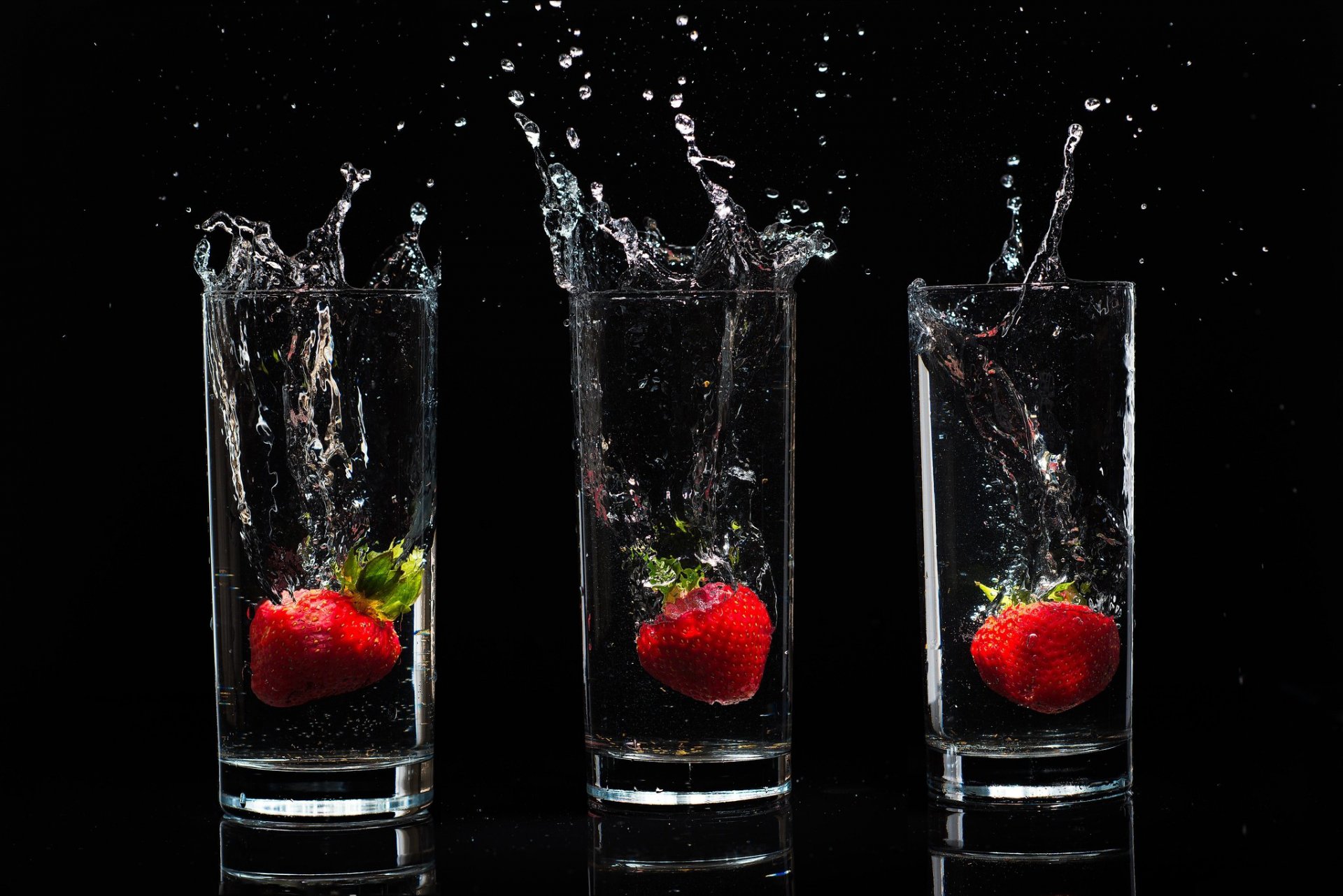 фон стаканы стенло вода капли брызги ягоды клубника еда