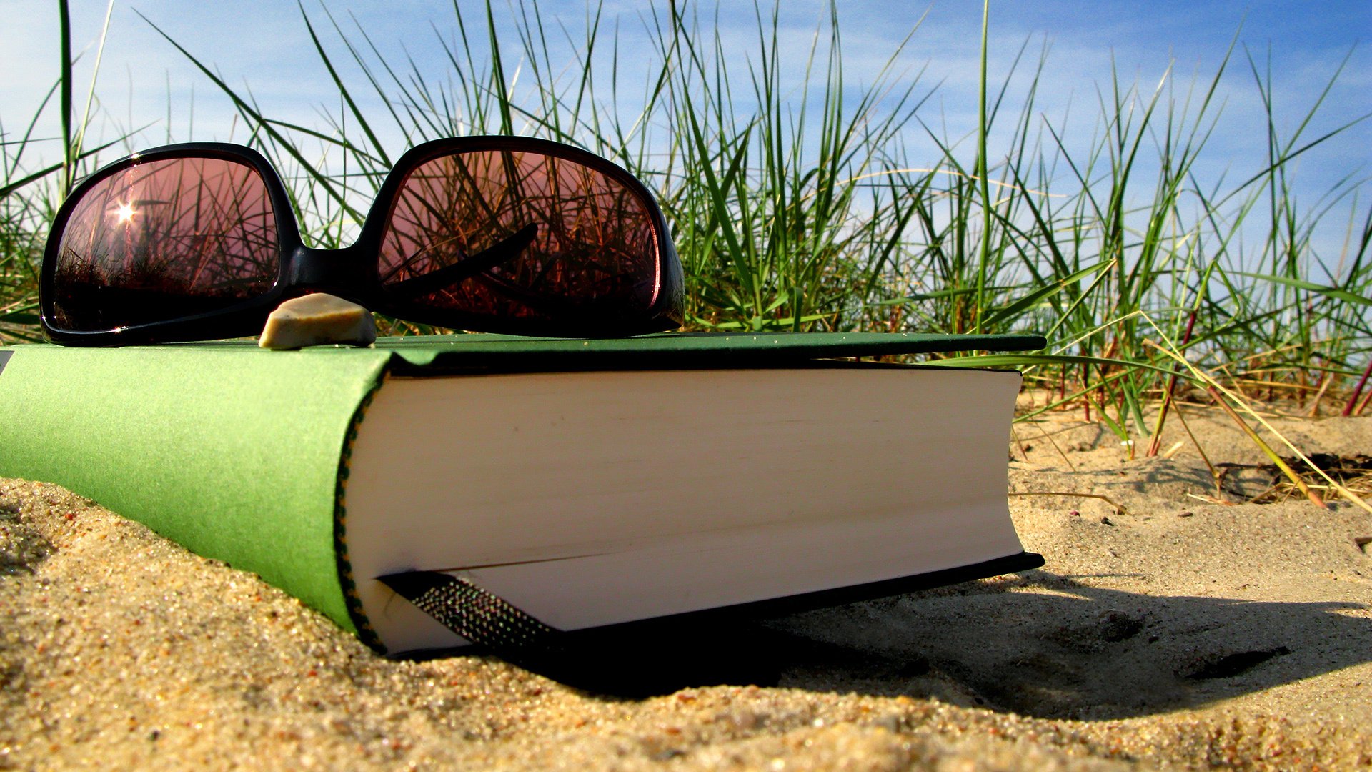 лето отдых книга очки закладка песок трава