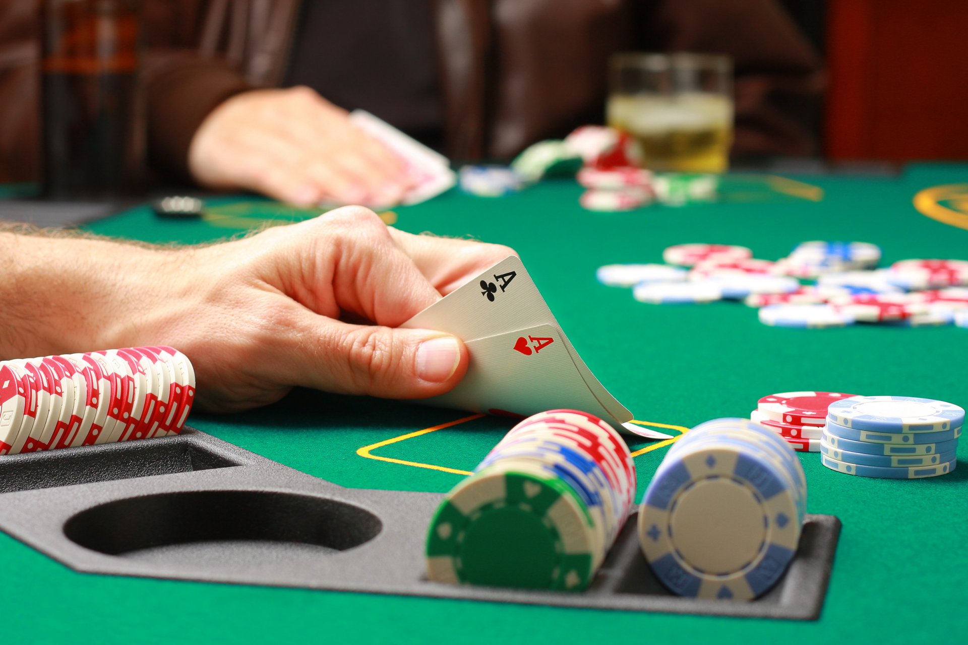 Люди играют в покер в казино | Обои для телефона
