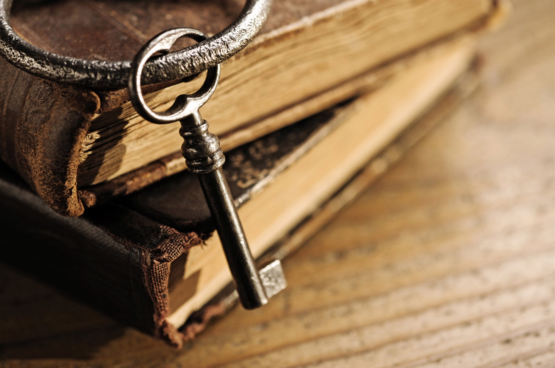 книги знания книжки стол старинные шикарные фолианты ключ кольцо размытость боке макро обои .