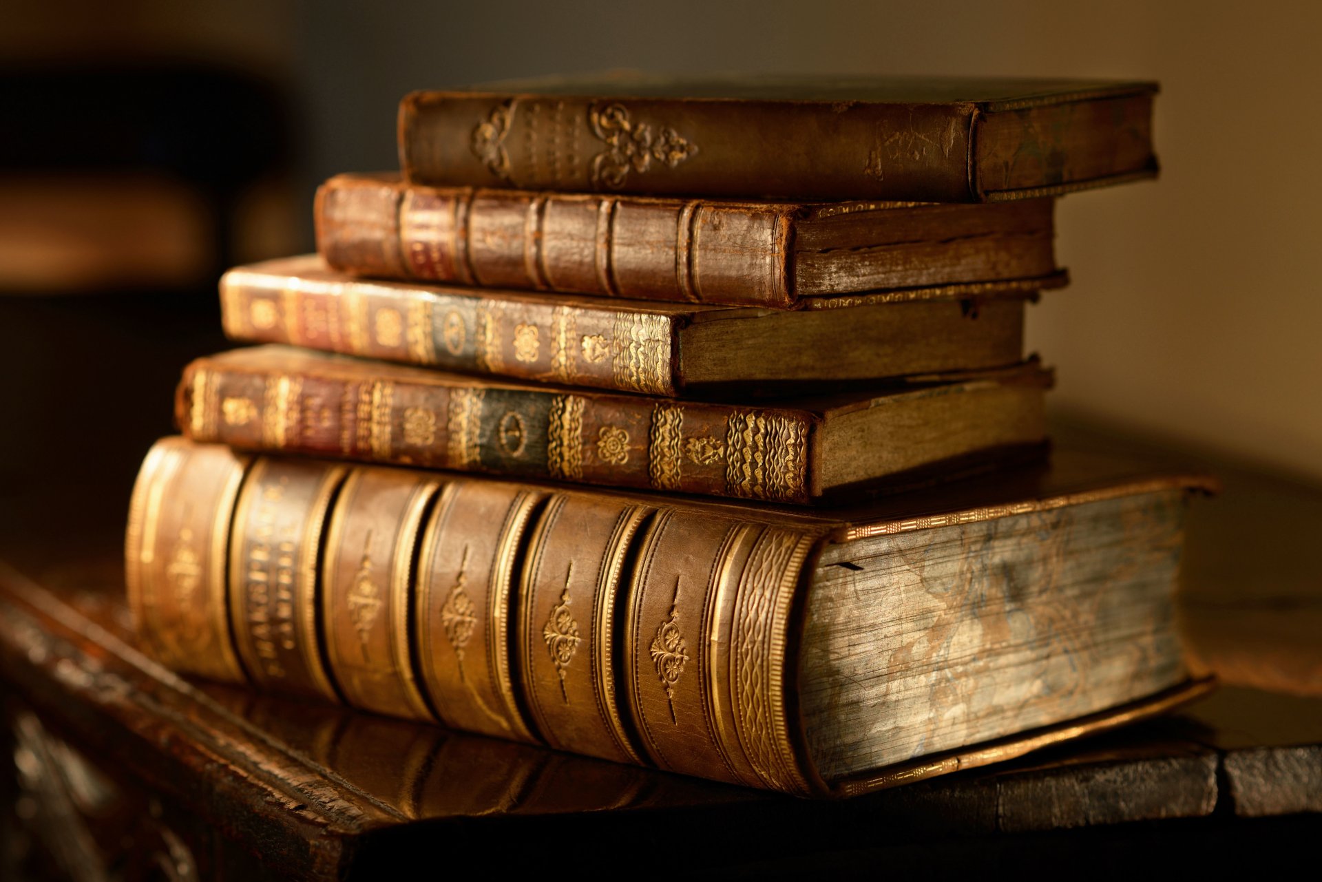 книги книжки знания стол стопка шикарные фолианты старинные размытость боке макро обои .