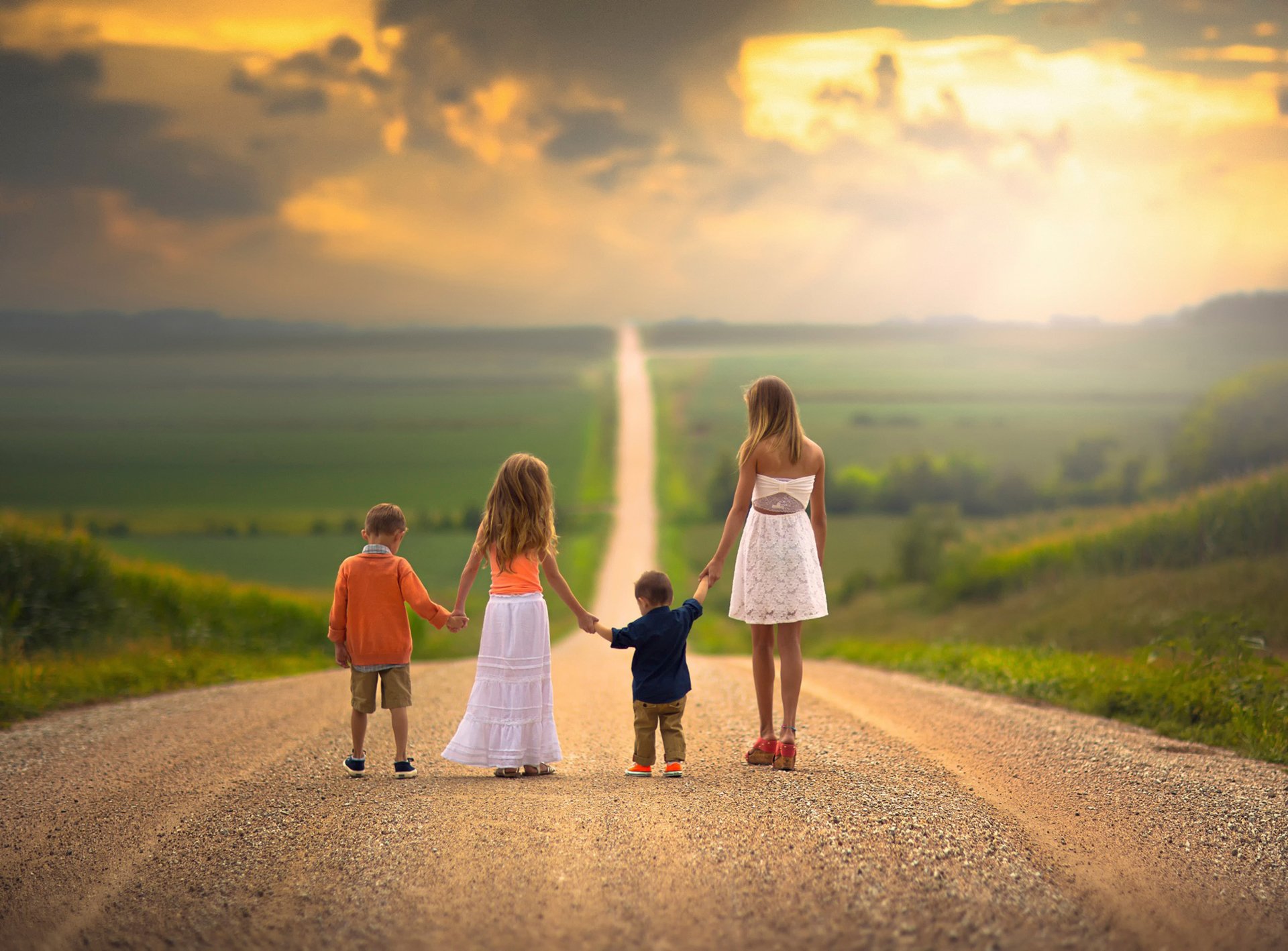 Про будущее семьи. Счастливое будущее детей. Счастливая дорога. Счастливая семья идет по дороге. Дети идут по дороге.