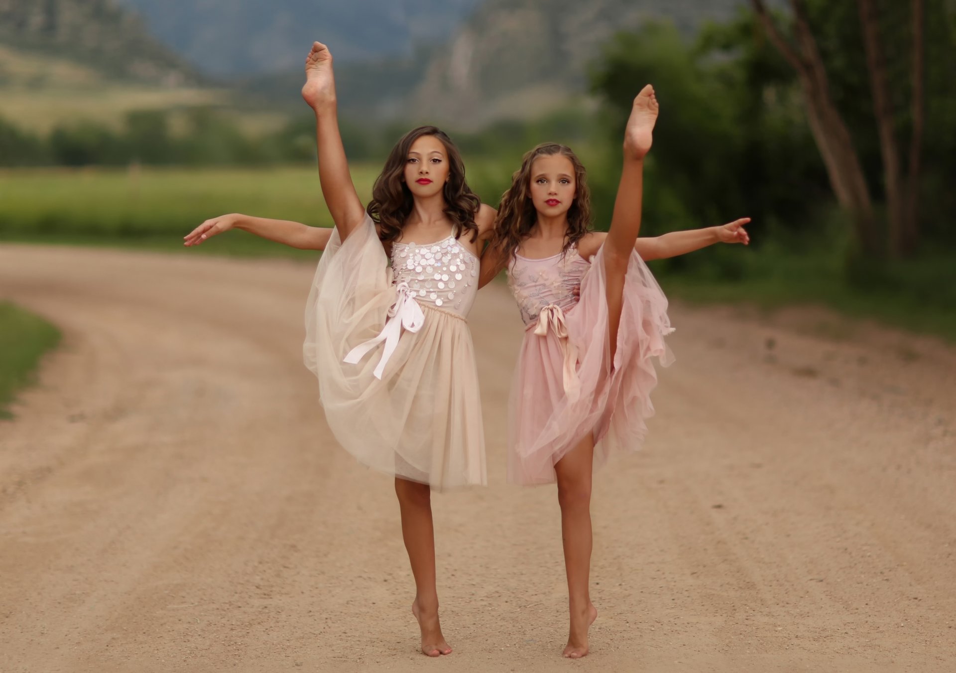Две танцующие девочки на фоне природы Обои на рабочий стол 
