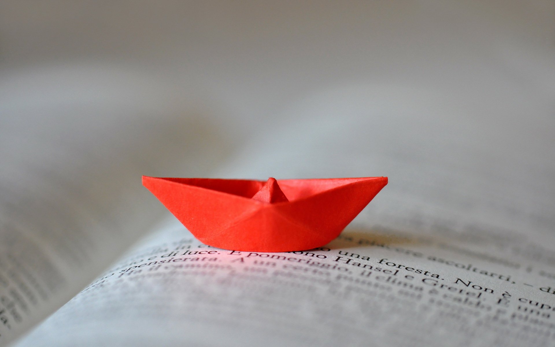 Бумажный кораблик читать. Бумажный кораблик. Красный бумажный кораблик. Оригами. Оригами кораблик.